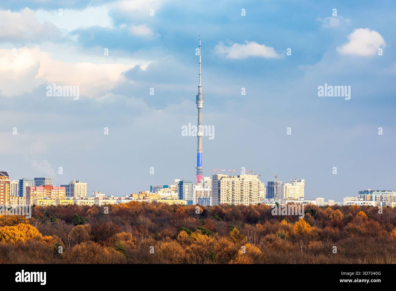 Tour de télévision Ostankinskaya, nouveaux immeubles d'appartements et parc de la ville le jour d'automne Banque D'Images
