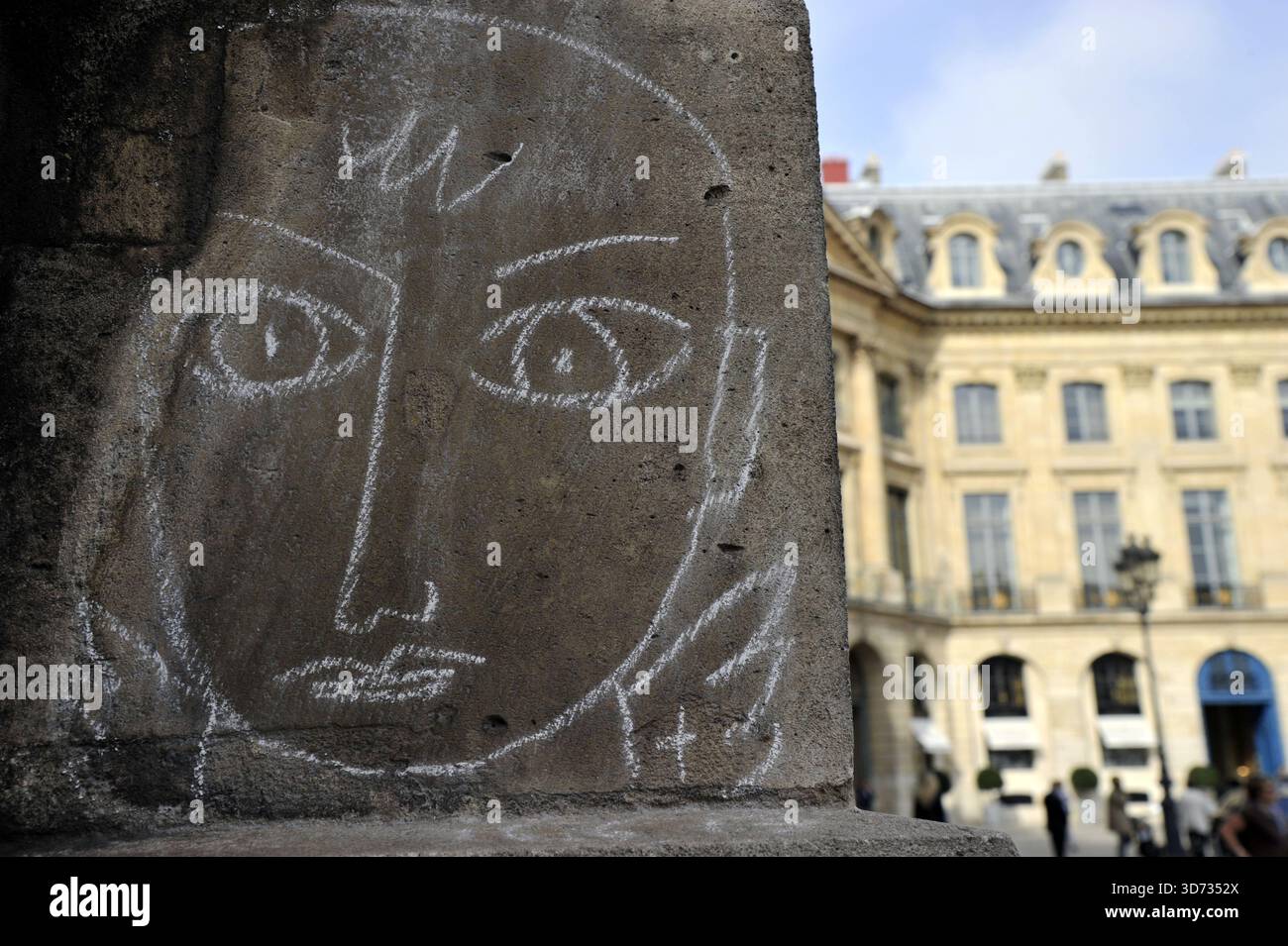 Jean-Charles de Castelbajac dessin à la craie sur un mur de la place Vendôme à Paris - France Banque D'Images
