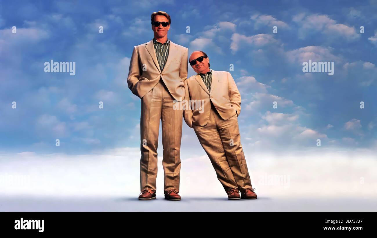 DANNY DEVITO et ARNOLD SCHWARZENEGGER dans TWINS (1988), réalisé par IVAN REITMAN. Crédit : UNIVERSAL PICTURES / album Banque D'Images