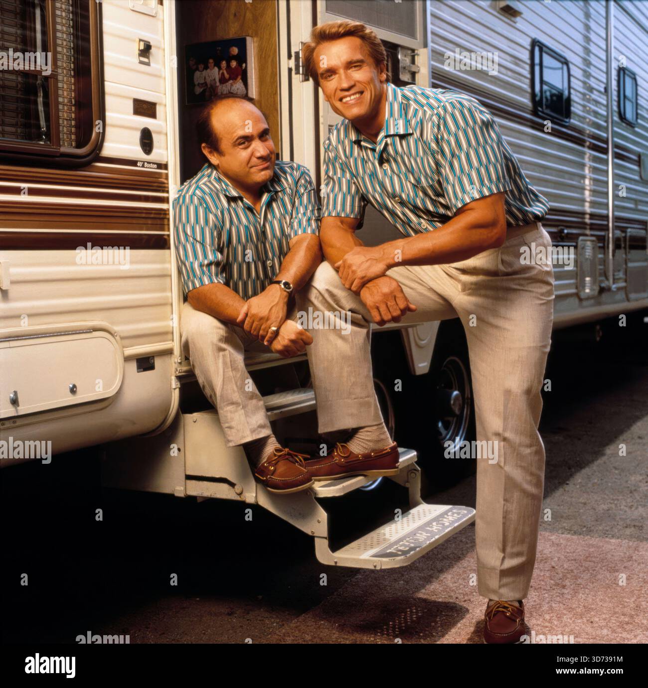 DANNY DEVITO et ARNOLD SCHWARZENEGGER dans TWINS (1988), réalisé par IVAN REITMAN. Crédit : UNIVERSAL PICTURES / album Banque D'Images