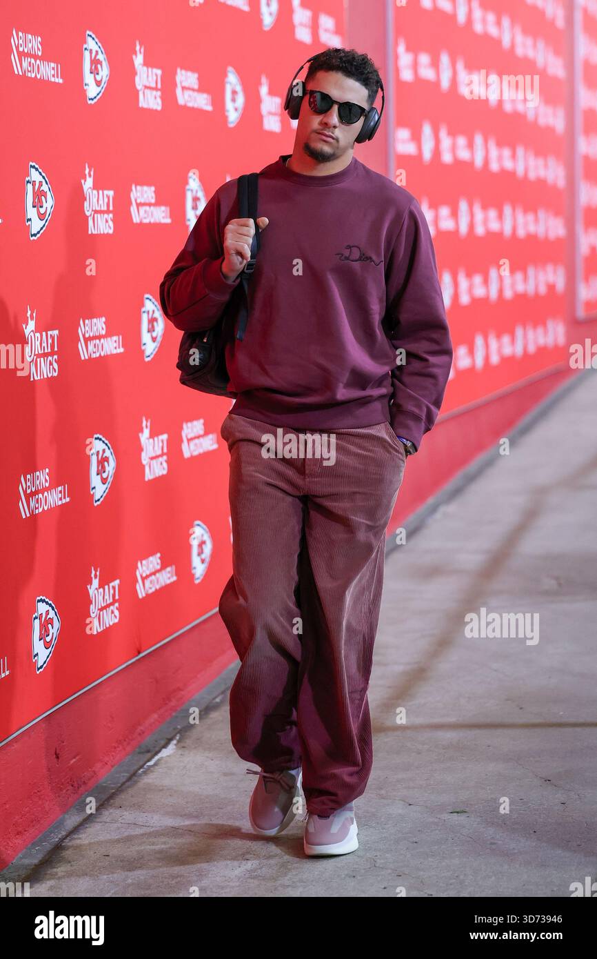23 novembre 2025 : le quarterback Patrick Mahomes (15 ans) des Kansas City Chiefs arrive avant un match de football de la NFL contre les Colts d'Indianapolis au GEHA Field au stade Arrowhead de Kansas City, Missouri. David Smith/CSM/Sipa USA (crédit image : © David Smith/Cal Sport Media/Sipa USA) crédit : Sipa US/Alamy Live News Banque D'Images