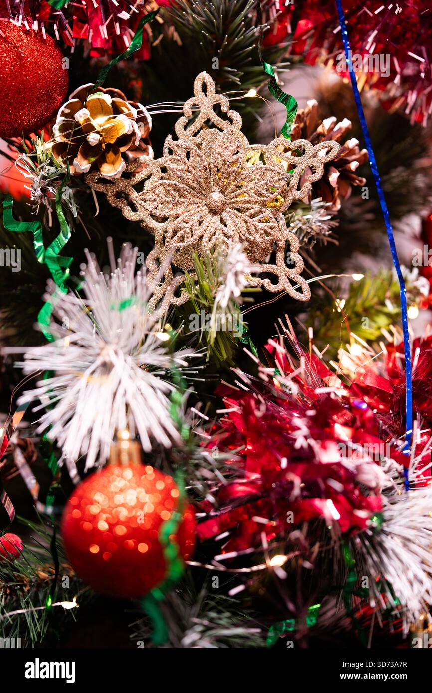 Christmass table décor.panier avec jouets Banque D'Images
