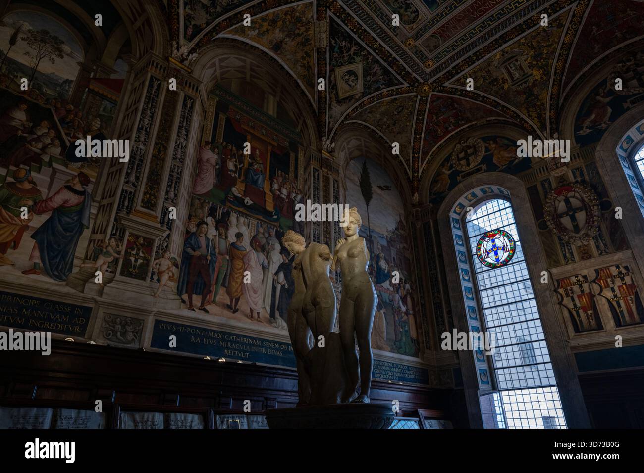 Sienne, Italie - 19 juillet 2025 : la bibliothèque Piccolomini dans le Duomo de Sienne présente des fresques vibrantes de Pinturicchio, mettant en valeur la splendo artistique de la Renaissance Banque D'Images