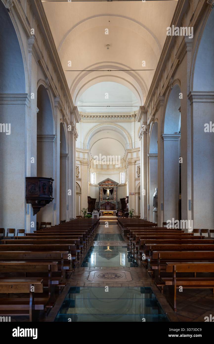 Assise, Italie - 18 juillet 2025 : Cathédrale de San Rufino, assise, Italie. Architecture romane avec de hautes colonnes et des plafonds voûtés. Banque D'Images