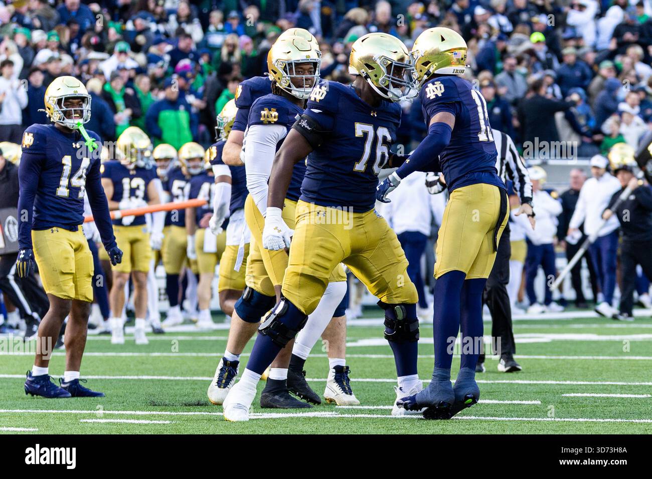 22 novembre 2025 : le défenseur de notre Dame Leonard Moore (15 ans) et le lineman offensif de notre Dame Guerby Lambert (76 ans) célèbrent un touchdown lors d'un match de football NCAA entre les Orange de Syracuse et les Irlandais de combat de notre Dame au stade notre Dame de South Bend, Indiana. John Mersits/CSM/SIPA USA (crédit image : © John Mersits/Cal Sport Media/SIPA USA) crédit : Sipa US/Alamy Live News Banque D'Images