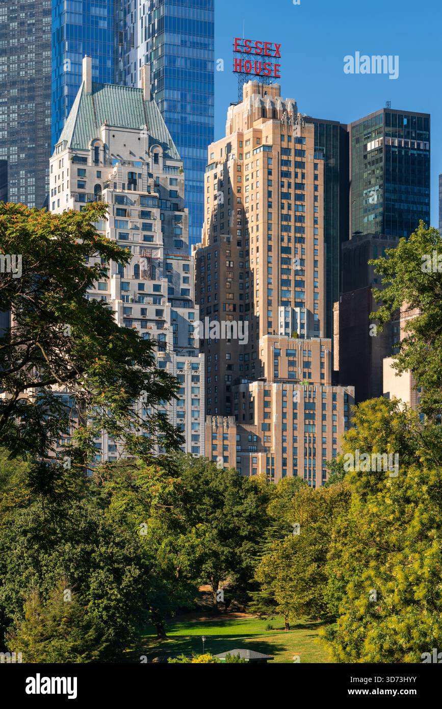 New York City vue sur les gratte-ciel Essex House et Hampshire House s'élevant au-dessus des arbres de Central Park South dans Midtown Manhattan Banque D'Images