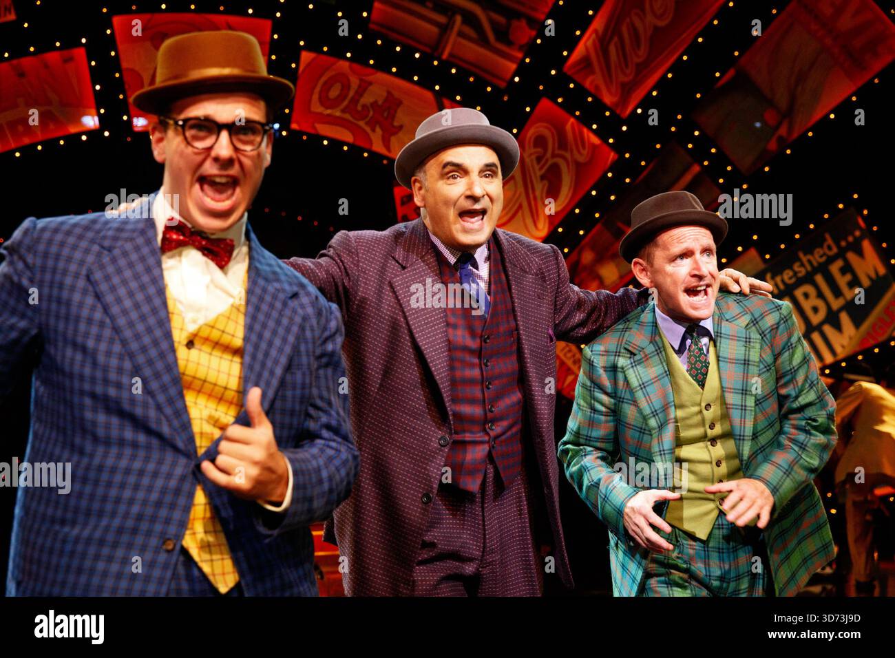 'The Other Established' - de gauche à droite : Harry Morrison (Nicely-Nicely Johnson), Peter Polycarpou (Nathan Detroit), Ian Hughes (Benny Southstreet) dans GUYS AND DOLLS at the Chichester Festival Theatre, West Sussex, Angleterre 21/08/2014 basé sur l'histoire et les personnages de Damon Runyon musique et paroles : Frank Loesser livre : JO Swerling & Abe Burrows design : Peter McKintosh éclairage : Tim Mitchell chorégraphie : Carlos Acosta & Andrew Greenberg Banque D'Images