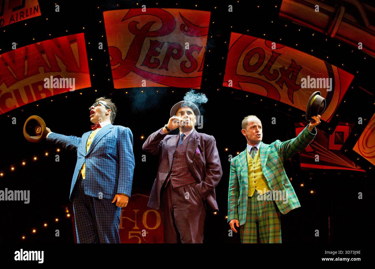 'The Other Established' - de gauche à droite : Harry Morrison (Nicely-Nicely Johnson), Peter Polycarpou (Nathan Detroit), Ian Hughes (Benny Southstreet) dans GUYS AND DOLLS at the Chichester Festival Theatre, West Sussex, Angleterre 21/08/2014 basé sur l'histoire et les personnages de Damon Runyon musique et paroles : Frank Loesser livre : JO Swerling & Abe Burrows design : Peter McKintosh éclairage : Tim Mitchell chorégraphie : Carlos Acosta & Andrew Greenberg Banque D'Images