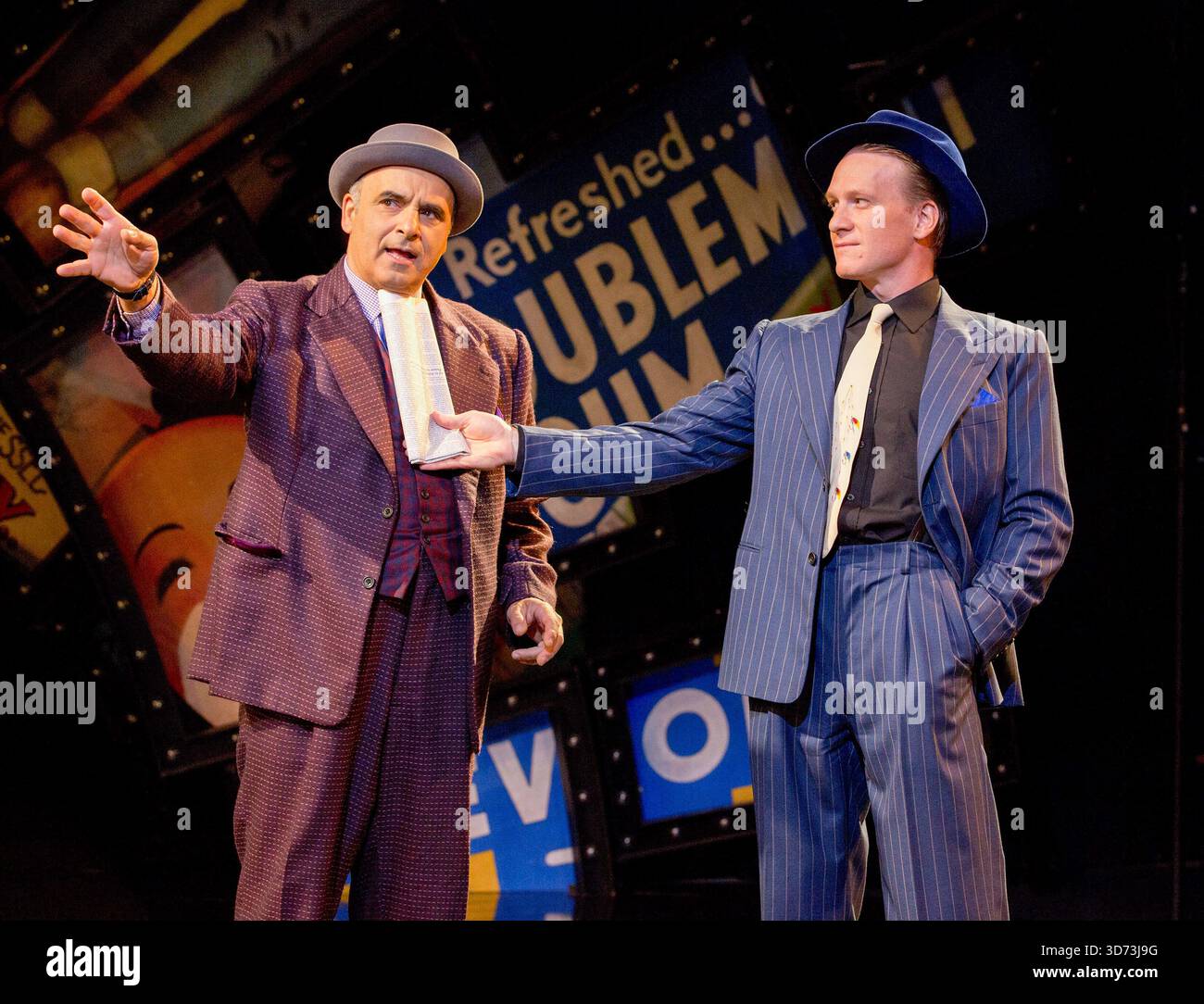 'Quelle couleur est votre cravate' - de gauche à droite : Peter Polycarpou (Nathan Detroit), Jamie Parker (Sky Masterson) dans GUYS AND DOLLS at the Chichester Festival Theatre, West Sussex, England 21/08/2014 basé sur l'histoire et les personnages de Damon Runyon musique et paroles : Frank Loesser livre : JO Swerling & Abe Burrows design : Peter McKintosh éclairage : Tim Mitchell chorégraphie : Carlos Acosta & Andrew Wright réalisateur : Gordon Greenberg Banque D'Images