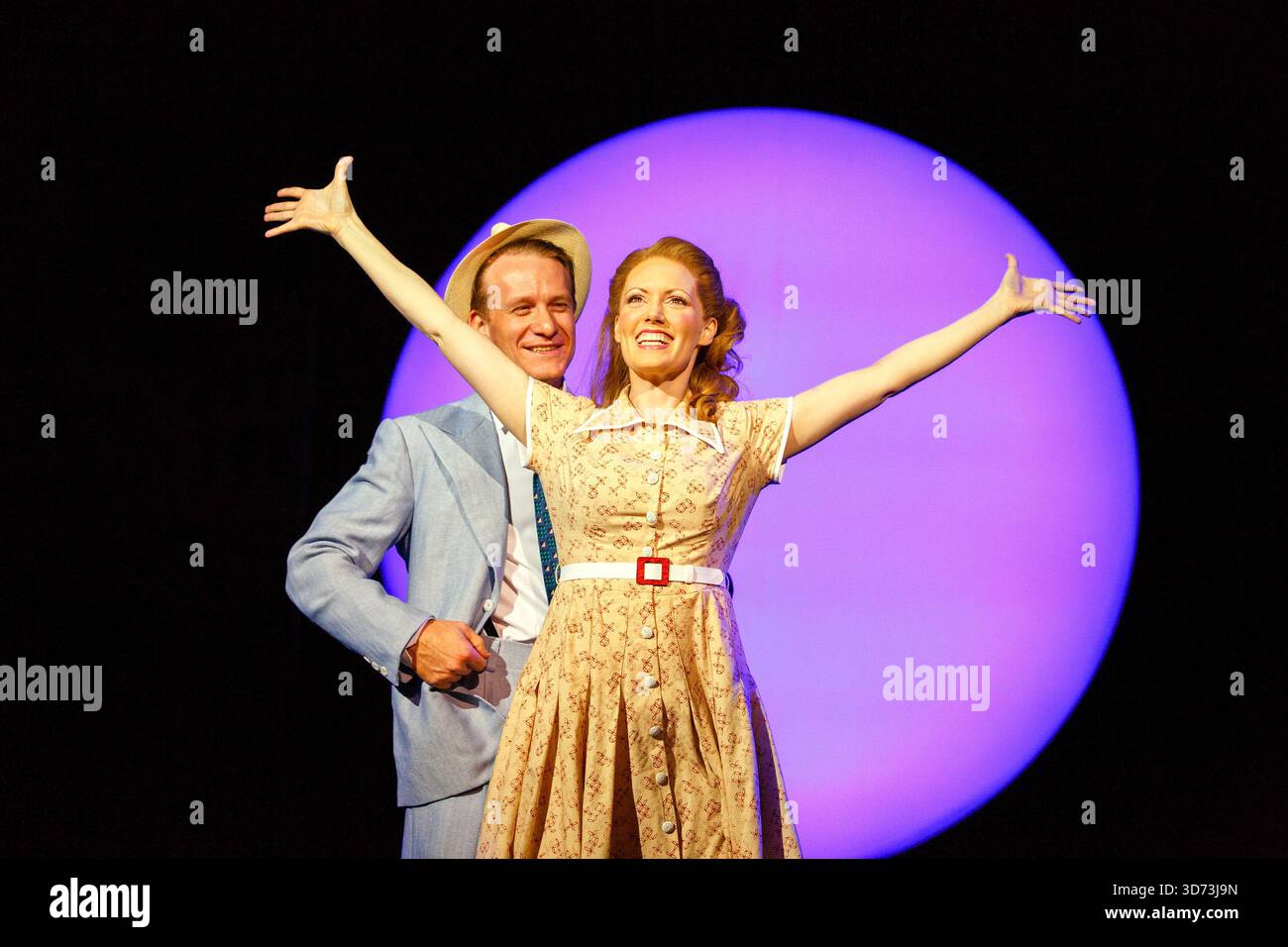 If I Were a Bell : Jamie Parker (Sky Masterson), Clare Foster (Sarah Brown) dans GUYS AND DOLLS at the Chichester Festival Theatre, West Sussex, England 21/08/2014 basé sur l'histoire et les personnages de Damon Runyon musique et paroles : Frank Loesser livre : JO Swerling & Abe Burrows design : Peter McKintosh éclairage : Tim Mitchell chorégraphie : Carlos Acosta & Andrew Wright réalisateur : Gordon Greenberg Banque D'Images