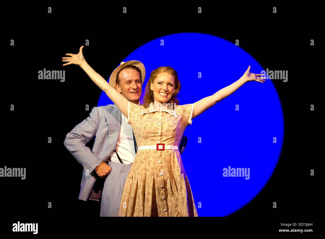 If I Were a Bell : Jamie Parker (Sky Masterson), Clare Foster (Sarah Brown) dans GUYS AND DOLLS at the Chichester Festival Theatre, West Sussex, England 21/08/2014 basé sur l'histoire et les personnages de Damon Runyon musique et paroles : Frank Loesser livre : JO Swerling & Abe Burrows design : Peter McKintosh éclairage : Tim Mitchell chorégraphie : Carlos Acosta & Andrew Wright réalisateur : Gordon Greenberg Banque D'Images