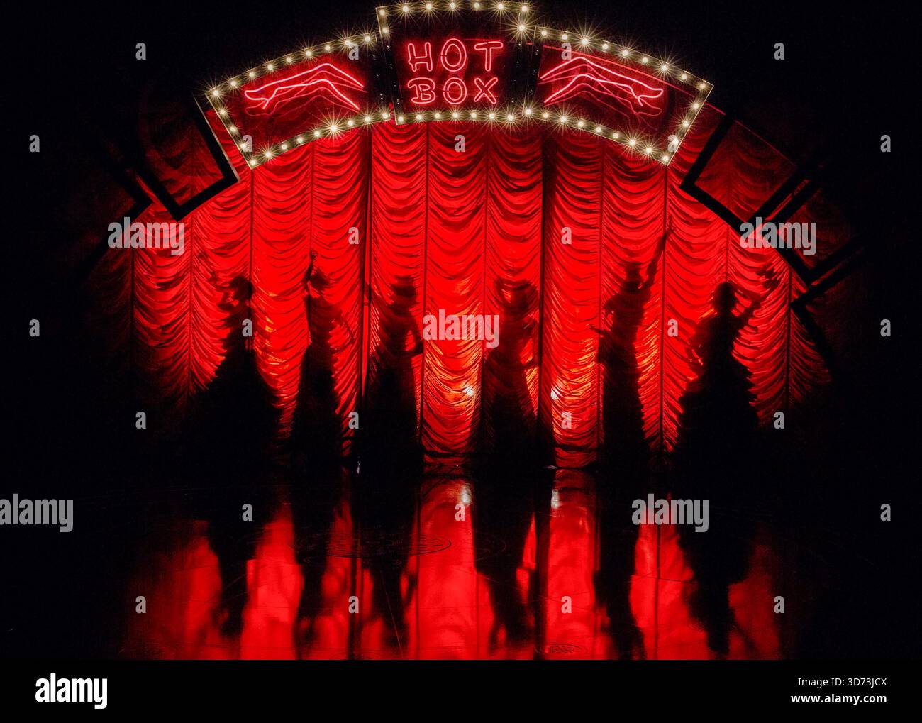 The Hot Box Ladies in GUYS AND DOLLS at the Chichester Festival Theatre, West Sussex, England 21/08/2014 basé sur l'histoire et les personnages de Damon Runyon musique et paroles : Frank Loesser livre : JO Swerling & Abe Burrows design : Peter McKintosh éclairage : Tim Mitchell chorégraphie : Carlos Acosta & Andrew Wright réalisateur : Gordon Greenberg Banque D'Images