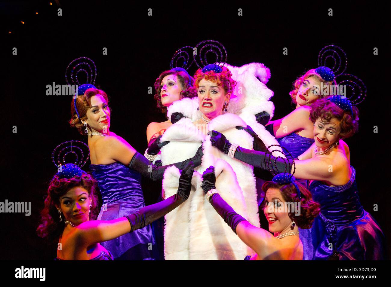 'Take Back Your Mink' : Centre : Sophie Thompson (Miss Adelaide) avec les Hot Box Ladies in GUYS AND DOLLS au Chichester Festival Theatre, West Sussex, Angleterre 21/08/2014 basé sur l'histoire et les personnages de Damon Runyon musique et paroles : Frank Loesser livre : JO Swerling & Abe Burrows design : Peter McKintosh éclairage : Tim Mitchell chorégraphie : Carlos Acosta & Andrew Wright réalisateur : Gordon Greenberg Banque D'Images