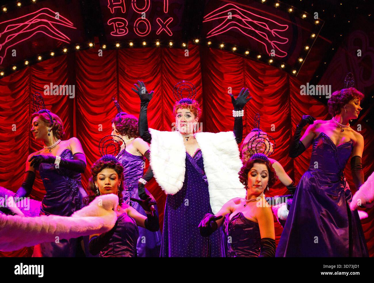 'Take Back Your Mink' : Centre : Sophie Thompson (Miss Adelaide) avec les Hot Box Ladies in GUYS AND DOLLS au Chichester Festival Theatre, West Sussex, Angleterre 21/08/2014 basé sur l'histoire et les personnages de Damon Runyon musique et paroles : Frank Loesser livre : JO Swerling & Abe Burrows design : Peter McKintosh éclairage : Tim Mitchell chorégraphie : Carlos Acosta & Andrew Wright réalisateur : Gordon Greenberg Banque D'Images