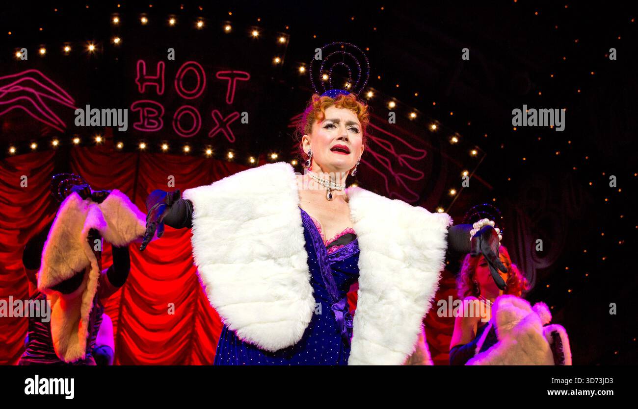 'Take Back Your Mink' : Sophie Thompson (Miss Adelaide) dans GUYS AND DOLLS at the Chichester Festival Theatre, West Sussex, England 21/08/2014 basé sur l'histoire et les personnages de Damon Runyon musique et paroles : Frank Loesser livre : JO Swerling & Abe Burrows design : Peter McKintosh éclairage : Tim Mitchell chorégraphie : Carlos Acosta & Andrew Wright réalisateur : Gordon Greenberg Banque D'Images