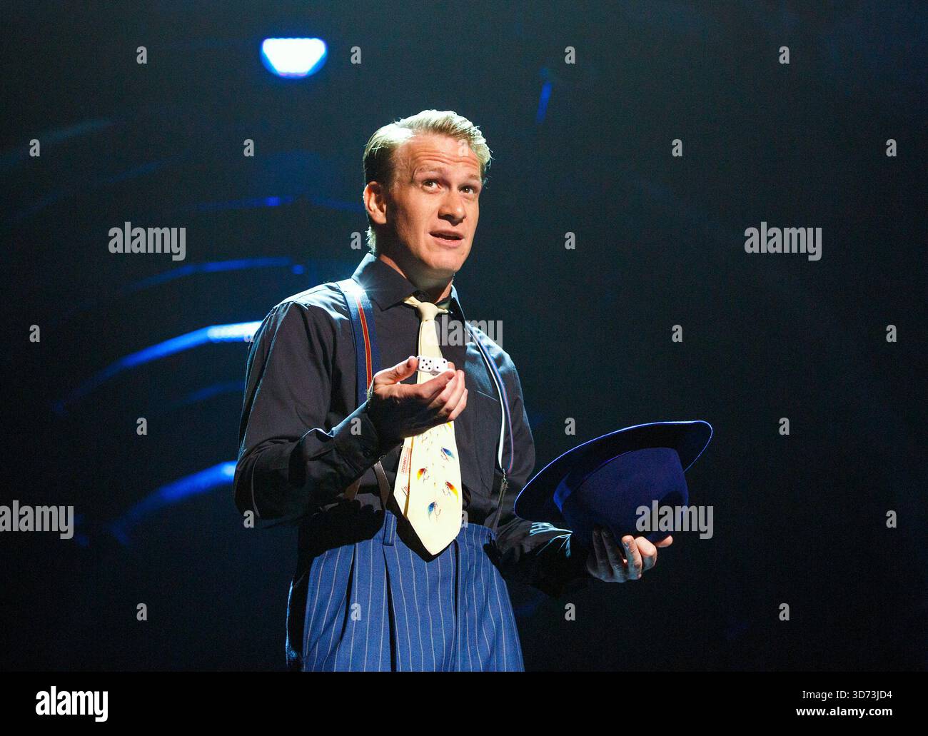 'Luck Be a Lady' : Jamie Parker (Sky Masterson) dans GUYS AND DOLLS au Chichester Festival Theatre, West Sussex, Angleterre 21/08/2014 basé sur l'histoire et les personnages de Damon Runyon musique et paroles : Frank Loesser livre : JO Swerling & Abe Burrows design : Peter McKintosh éclairage : Tim Mitchell chorégraphie : Carlos Acosta & Andrew Wright réalisateur : Gordon Greenberg Banque D'Images