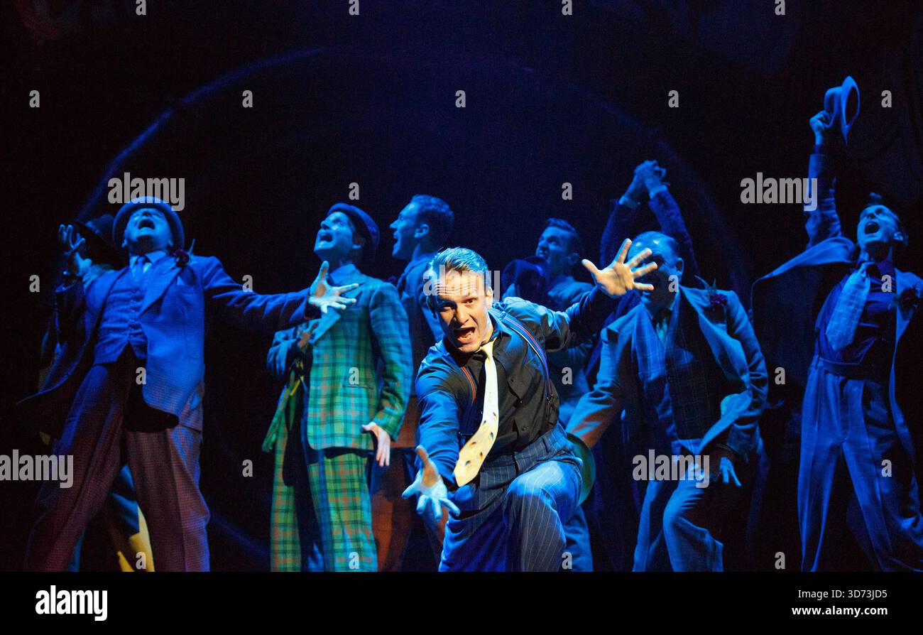 'Luck Be a Lady' : Jamie Parker (Sky Masterson) & The Crap Shooters in GUYS AND DOLLS at the Chichester Festival Theatre, West Sussex, England 21/08/2014 basé sur l'histoire et les personnages de Damon Runyon musique et paroles : Frank Loesser livre : JO Swerling & Abe Burrows design : Peter McKintosh éclairage : Tim Mitchell chorégraphie : Carlos Acosta & Andrew Wright réalisateur : Gordon Greenberg Banque D'Images