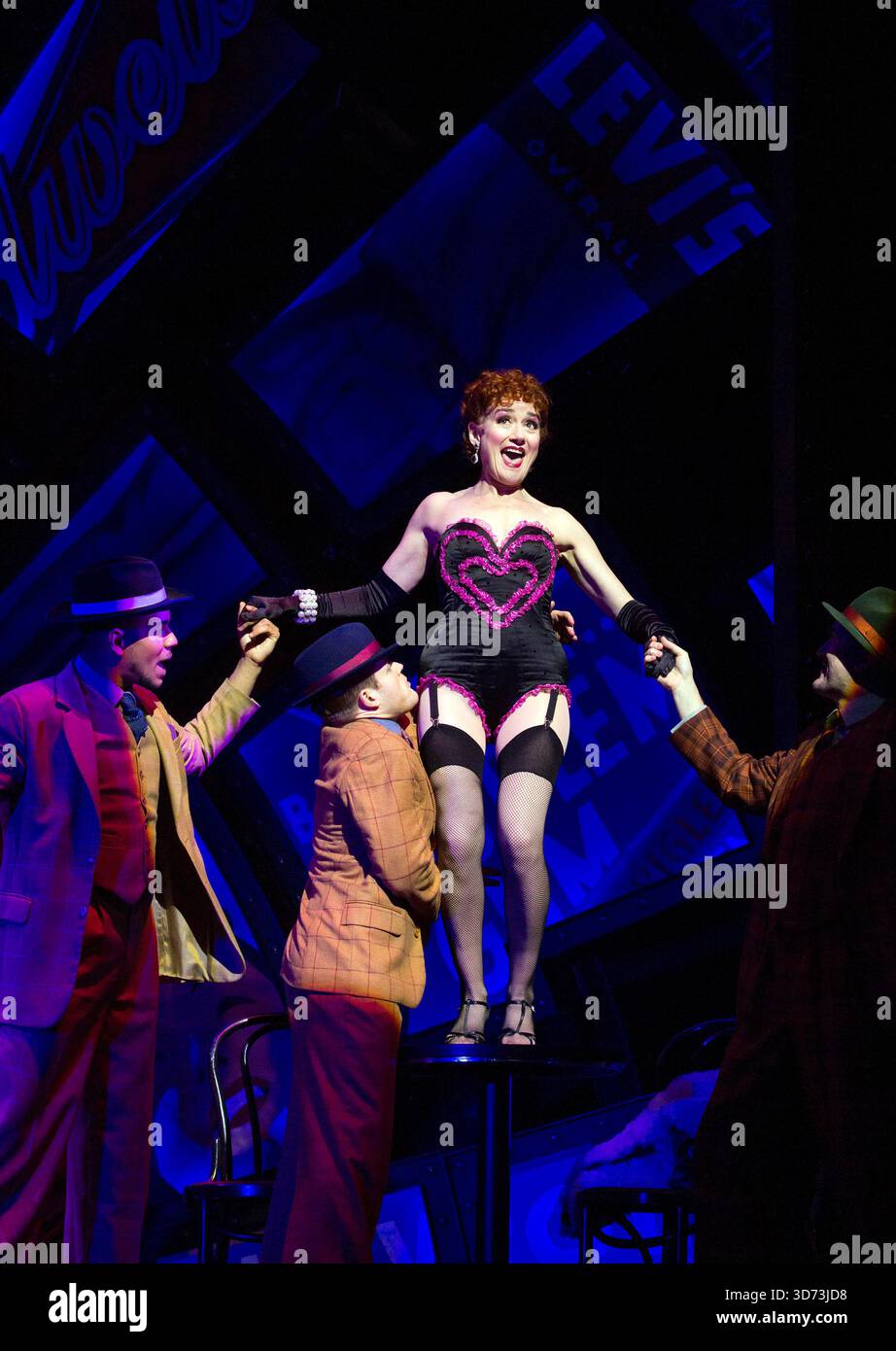 'Take Back Your Mink' : Sophie Thompson (Miss Adelaide) dans GUYS AND DOLLS at the Savoy Theatre, Londres WC2 06/01/2016 a Chichester Festival Theatre 2014 production basée sur l'histoire et les personnages de Damon Runyon musique et paroles : Frank Loesser livre : JO Swerling & Abe Burrows design : Peter McKintosh éclairage : Tim Mitchell chorégraphie : Carlos Acosta & Andrew Wright réalisateur : Gordon Greenberg Banque D'Images