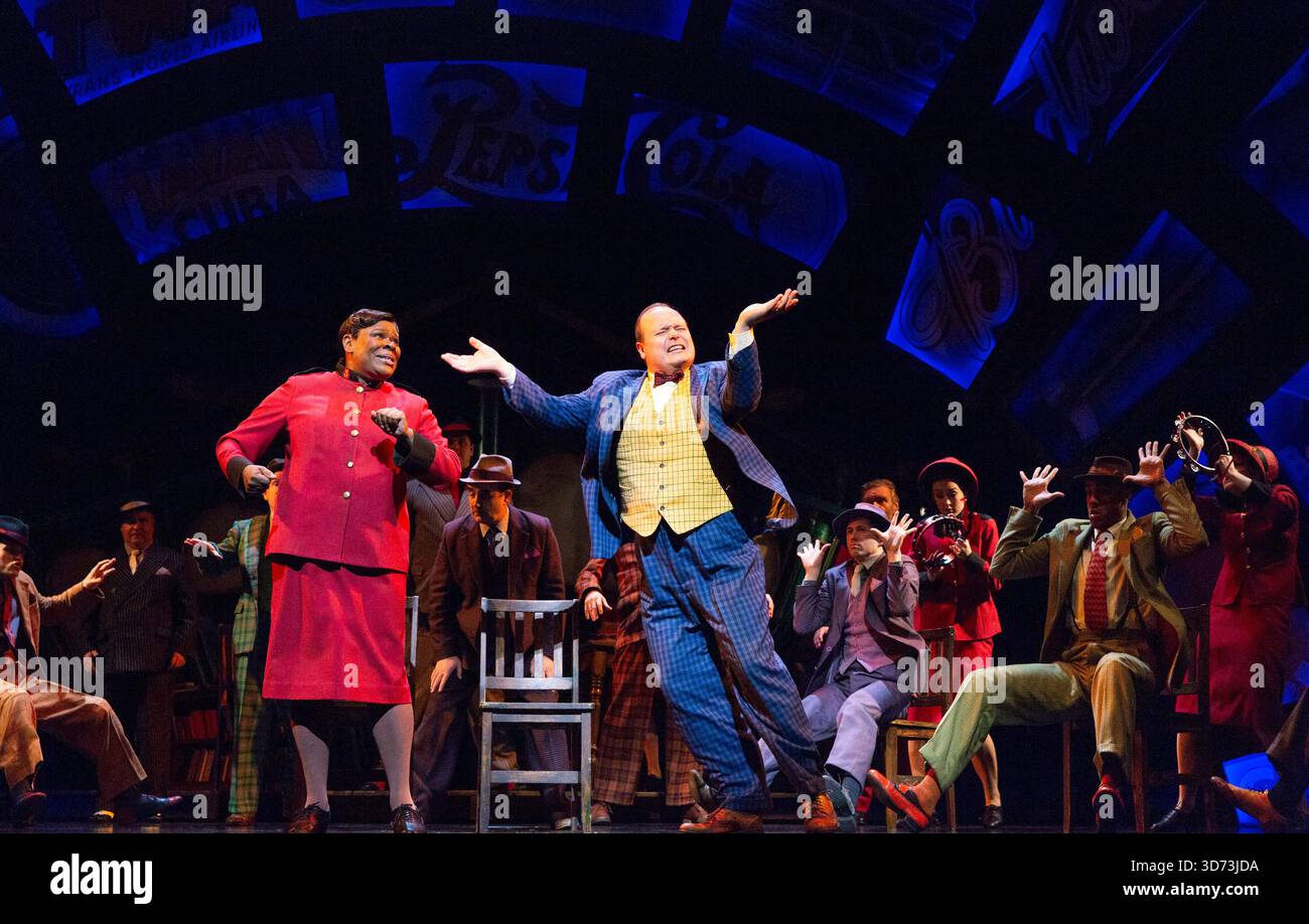 'Sit Down You're Rockin' the Boat' : Lorna Gayle (General Cartwright), Gavin Spokes (Nicely Nicely Johnson) dans GUYS AND DOLLS at the Savoy Theatre, Londres WC2 06/01/2016 a Chichester Festival Theatre 2014 production basée sur l'histoire et les personnages de Damon Runyon musique et paroles : Frank Loesser livre : JO Swerling & Abe Burrows design : Peter McKintosh éclairage : Tim Mitchell chorégraphie : Carlos Acosta & Andrew Wright Gordon Greenberg Banque D'Images