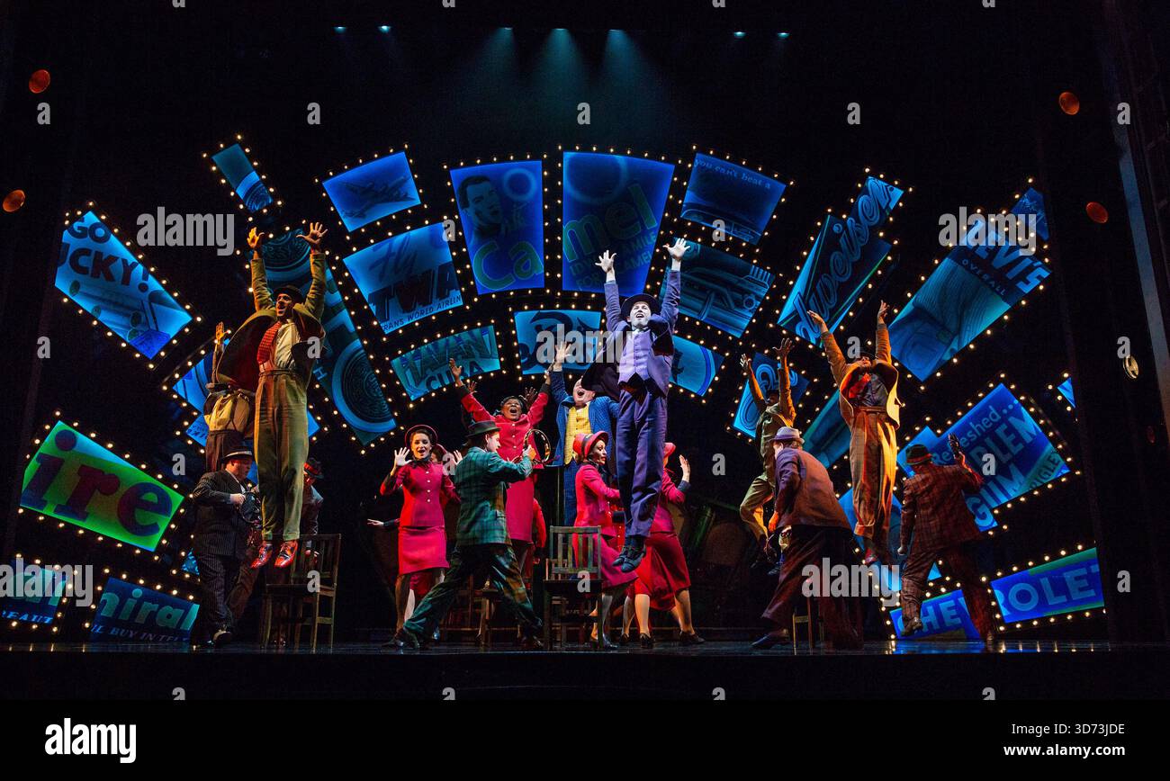'Sit Down You're Rockin' the Boat' - la compagnie, avec le centre arrière : Lorna Gayle (General Cartwright), Gavin Spokes (Nicely Nicely Johnson) dans GUYS AND DOLLS at the Savoy Theatre, Londres WC2 06/01/2016 a Chichester Festival Theatre 2014 production basée sur l'histoire et les personnages de Damon Runyon musique et paroles : Frank Loesser livre : JO Swerling & Abe Burrows design : Peter McKinlighting : Tim Mitchell chorégraphie : Andrew Carlos Greenberg Banque D'Images