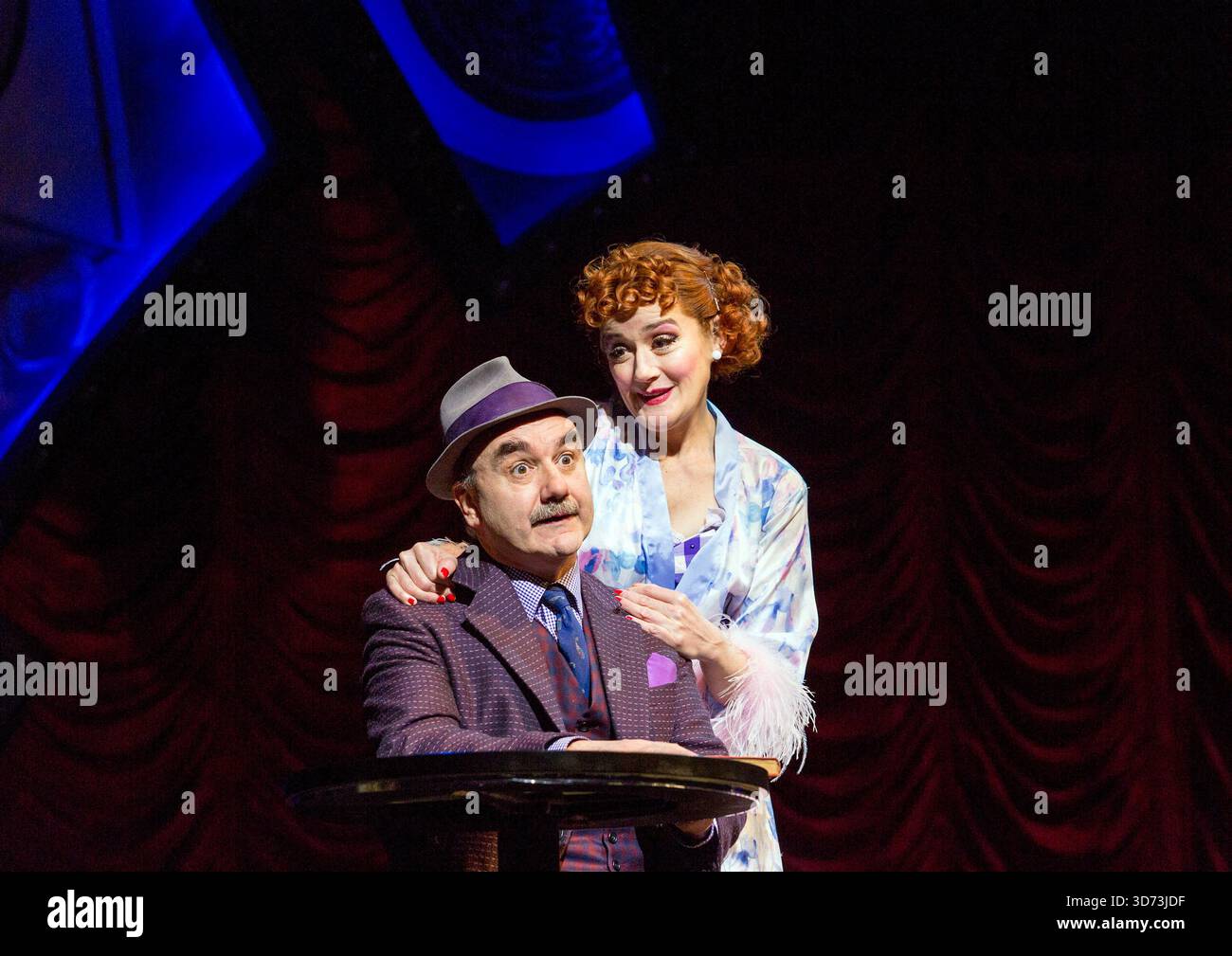 David Haig (Nathan Detroit), Sophie Thompson (Miss Adelaide) dans GUYS AND DOLLS at the Savoy Theatre, Londres WC2 06/01/2016 a Chichester Festival Theatre 2014 production basée sur l'histoire et les personnages de Damon Runyon musique et paroles : Frank Loesser livre : JO Swerling & Abe Burrows design : Peter McKintosh éclairage : Tim Mitchell chorégraphie : Carlos Acosta & Andrew Wright réalisateur : Gordon Greenberg Banque D'Images
