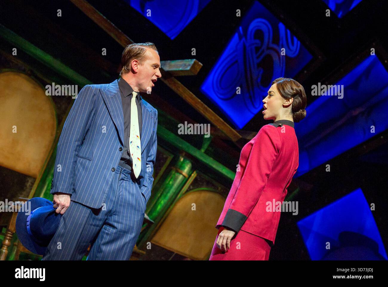 Jamie Parker (Sky Masterson), Siubhan Harrison (Sarah Brown) dans GUYS AND DOLLS at the Savoy Theatre, Londres WC2 06/01/2016 a Chichester Festival Theatre 2014 production basée sur l'histoire et les personnages de Damon Runyon musique et paroles : Frank Loesser livre : JO Swerling & Abe Burrows design : Peter McKintosh éclairage : Tim Mitchell chorégraphie : Carlos Acosta & Andrew Wright réalisateur : Gordon Greenberg Banque D'Images