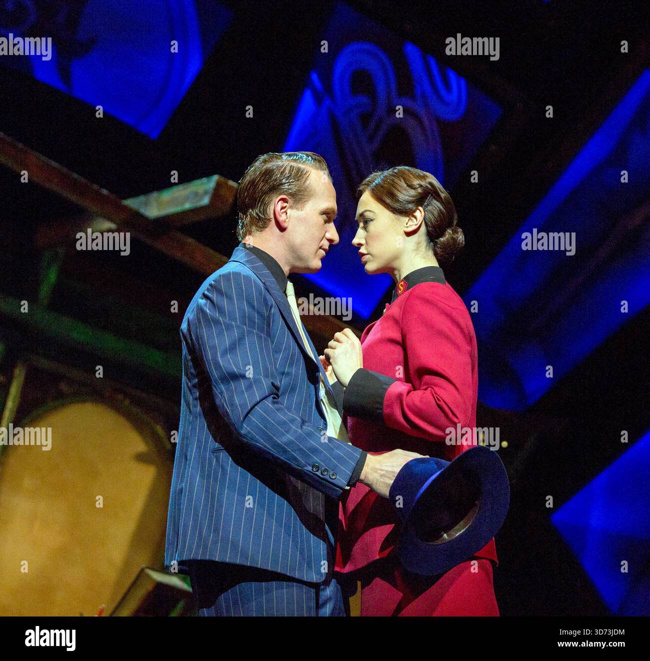 Jamie Parker (Sky Masterson), Siubhan Harrison (Sarah Brown) dans GUYS AND DOLLS at the Savoy Theatre, Londres WC2 06/01/2016 a Chichester Festival Theatre 2014 production basée sur l'histoire et les personnages de Damon Runyon musique et paroles : Frank Loesser livre : JO Swerling & Abe Burrows design : Peter McKintosh éclairage : Tim Mitchell chorégraphie : Carlos Acosta & Andrew Wright réalisateur : Gordon Greenberg Banque D'Images
