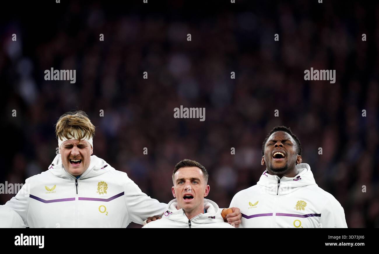 L'anglais George Ford (au centre) pendant l'hymne national avant le match des Quilter Nations Series au stade Allianz de Londres. Date de la photo : dimanche 23 novembre 2025. Banque D'Images