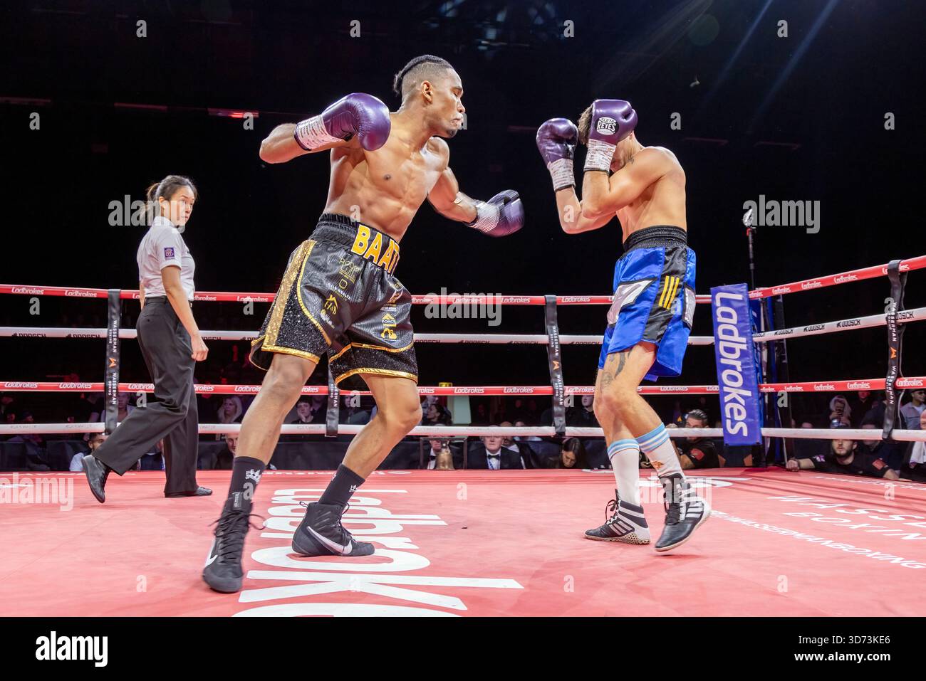 Brighton Centre, ville de Brighton & Hove, East Sussex, Royaume-Uni. Boxe sous le nom de Younes Baati (UK) vs Ezequiel Gregores (Arg) au Brighton Centre pour 8 rounds où Younes Baati a gagné avec une décision de points. 21 novembre 2025 David Smith/Alamy Banque D'Images