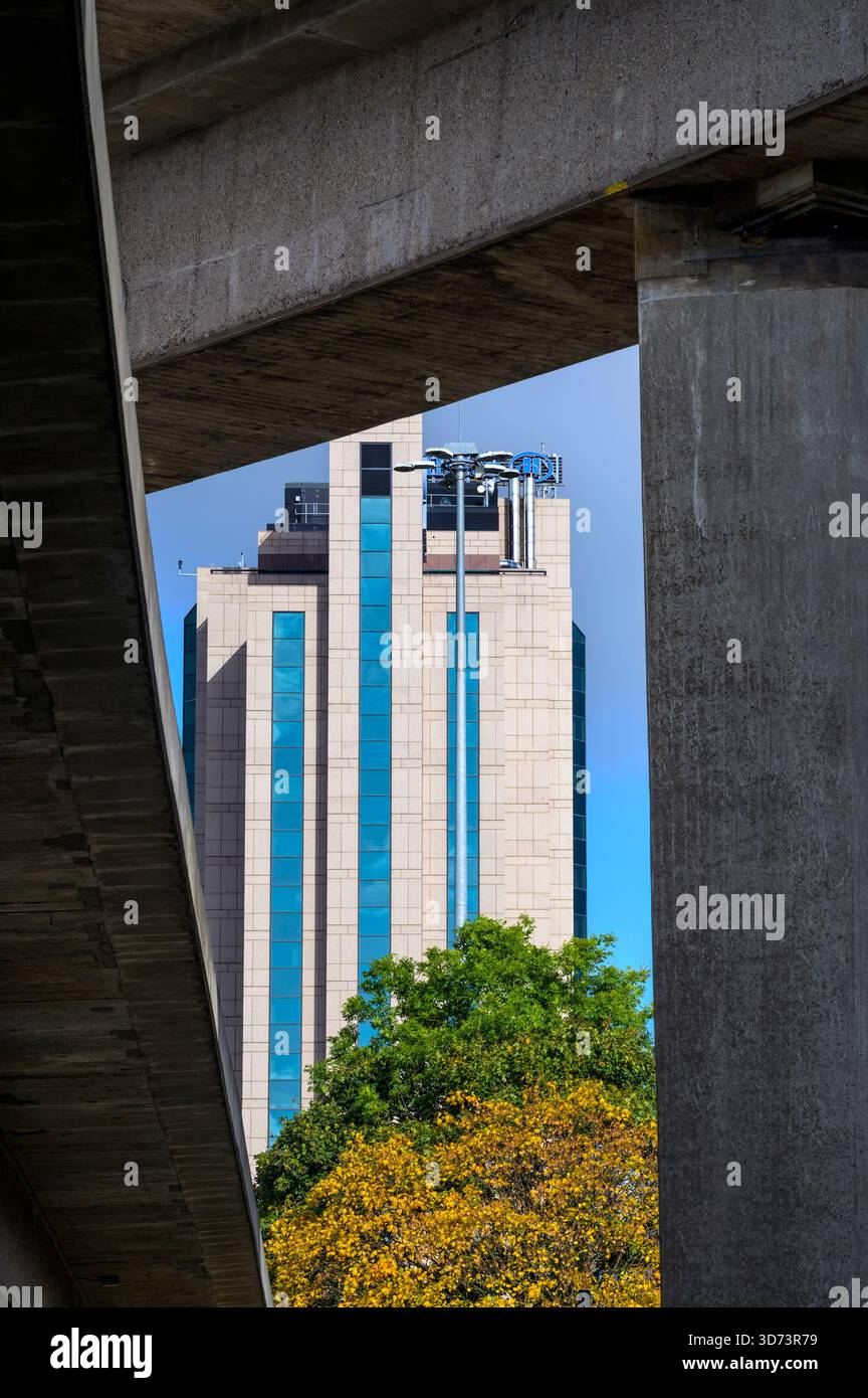 Vue à travers des supports concrets à un hôtel Hilton, Glasgow, Écosse, Royaume-Uni Banque D'Images