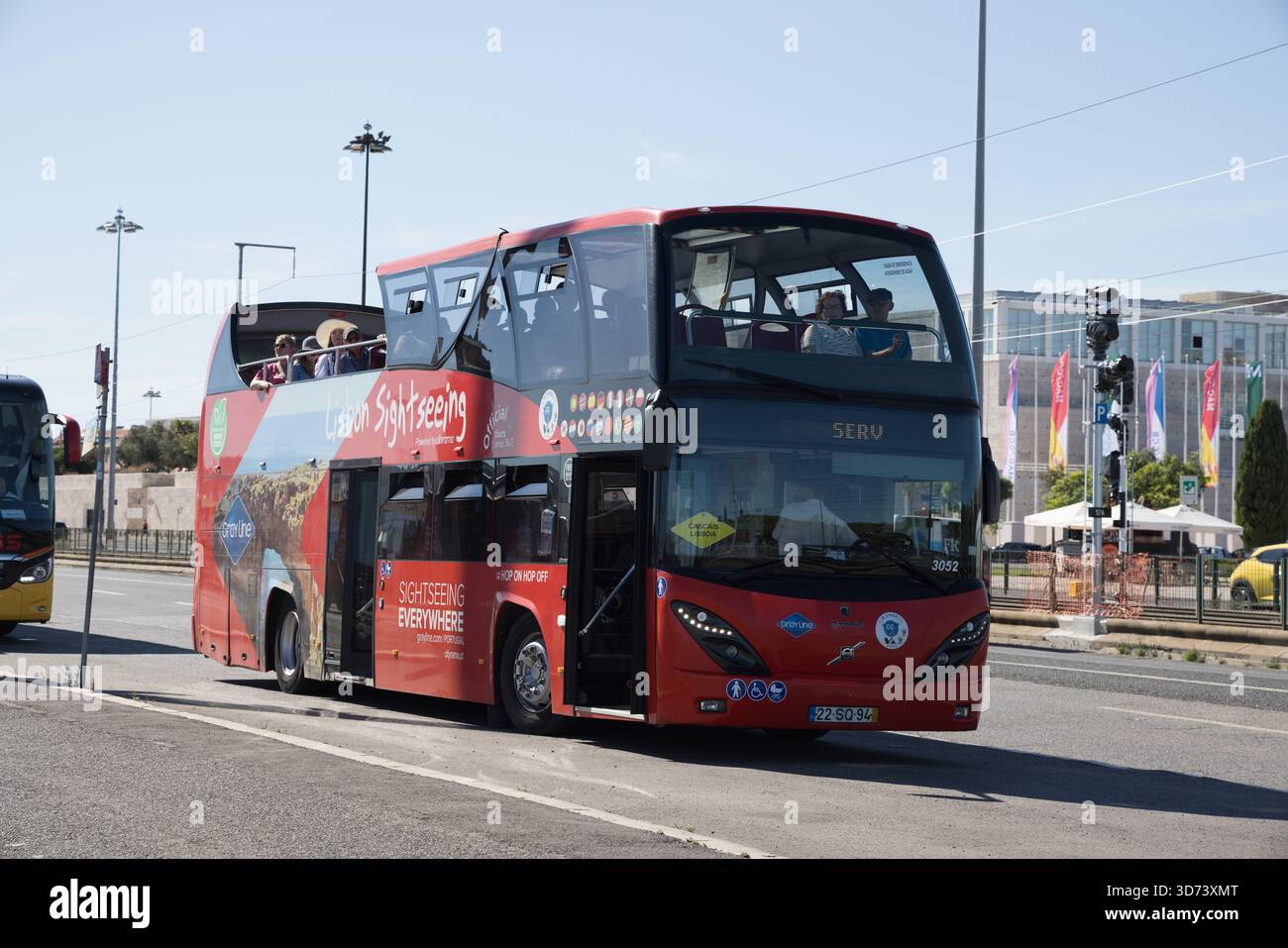 Bus touristique rouge à deux étages avec toit rétractable ouvert à Lisbonne, Portugal par une journée ensoleillée, garé à l'arrêt de bus Banque D'Images