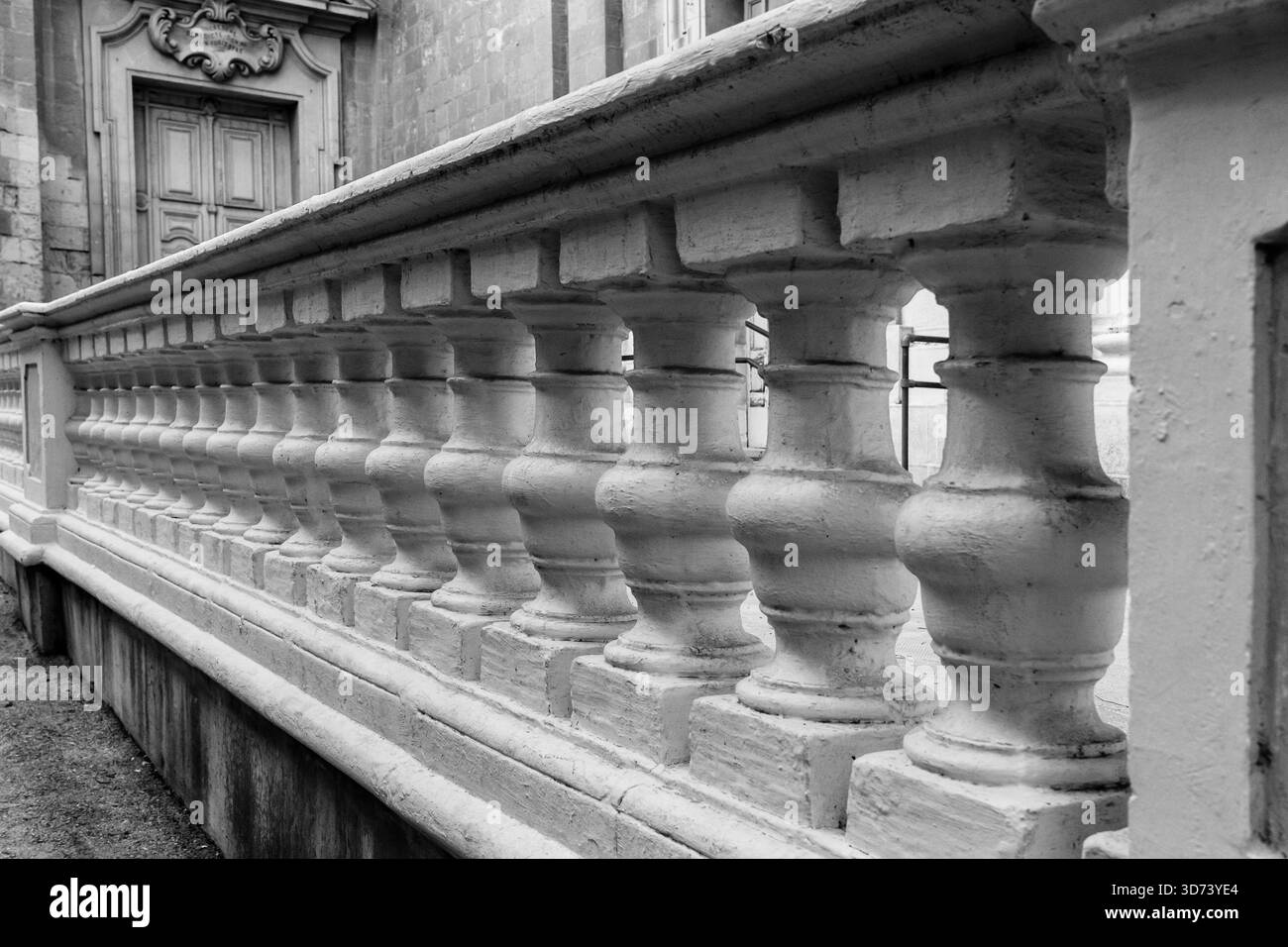 Élégante balustrade noire et blanche le long de la façade extérieure en pierre historique Banque D'Images