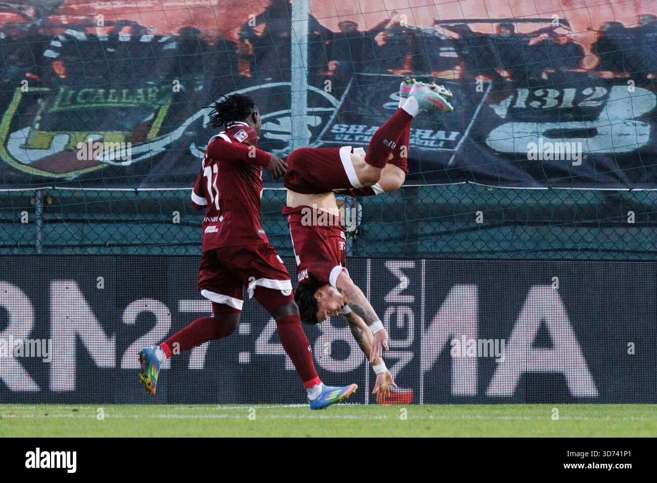 Ascoli, Italie. 23 novembre 2025. Emiliano Pattarello du SS Arezzo célèbre après avoir marqué le but 0-1 lors du match de Serie C entre Ascoli Calcio 1898 FC et le SS Arezzo au Stadio Cino e Lillo Del Duca le 23 novembre 2025 à Ascoli Piceno, Italie. © photo : Cinzia Camela. Crédit : Agence photo indépendante/Alamy Live News Banque D'Images
