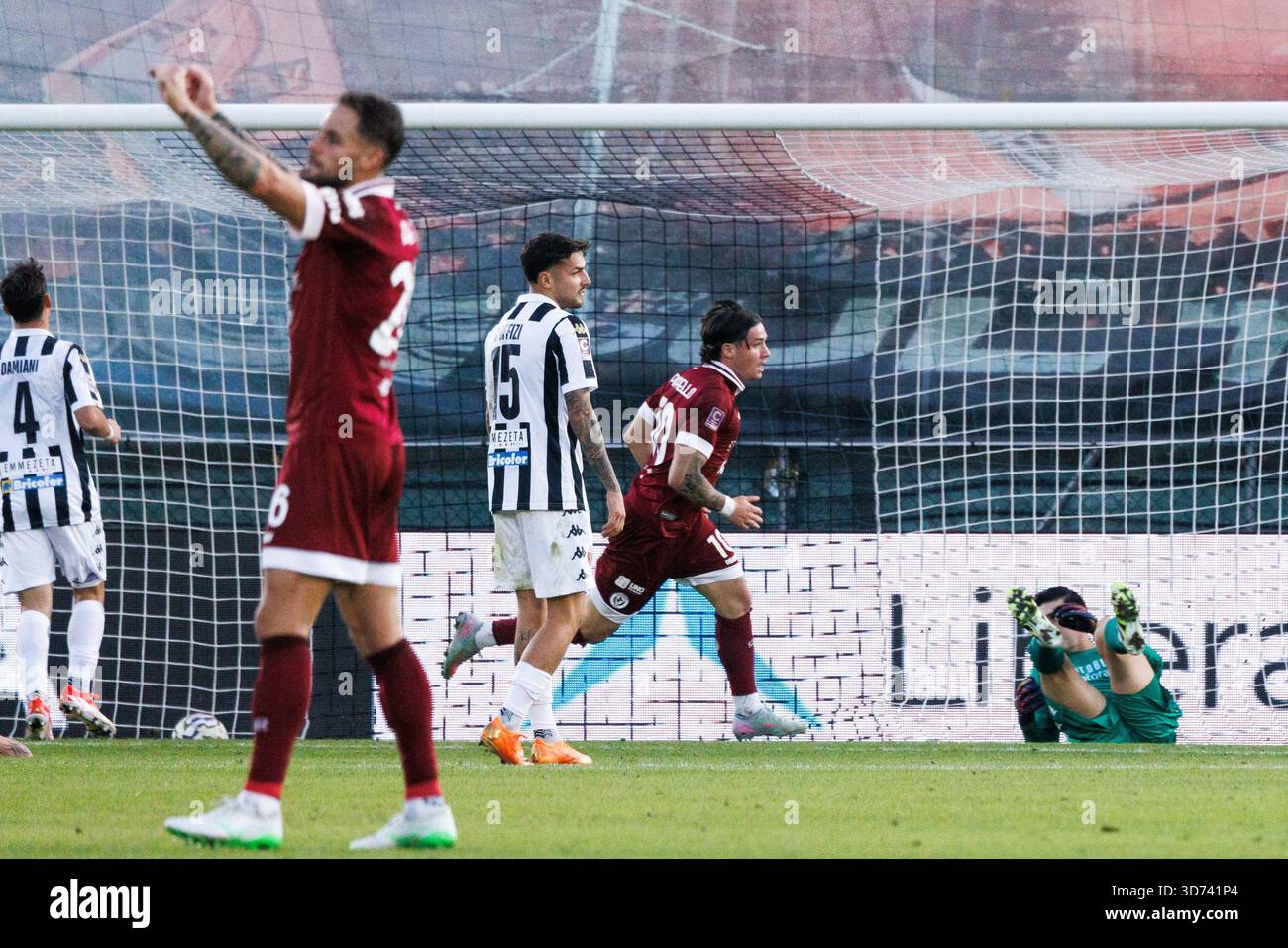 Ascoli, Italie. 23 novembre 2025. Emiliano Pattarello du SS Arezzo marque le but 0-1 lors du match de Serie C entre Ascoli Calcio 1898 FC et le SS Arezzo au Stadio Cino e Lillo Del Duca le 23 novembre 2025 à Ascoli Piceno, Italie. © photo : Cinzia Camela. Crédit : Agence photo indépendante/Alamy Live News Banque D'Images