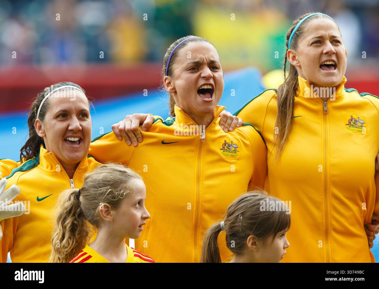 Les joueuses australiennes chantent l'hymne national avant un match de la Coupe du monde féminine de la FIFA du Groupe d contre les États-Unis le 8 juin 2015 au stade de Winnipeg, au Canada. Usage éditorial exclusif. Utilisation commerciale interdite. (Photographie de Jonathan Paul Larsen / Diadem images) Banque D'Images