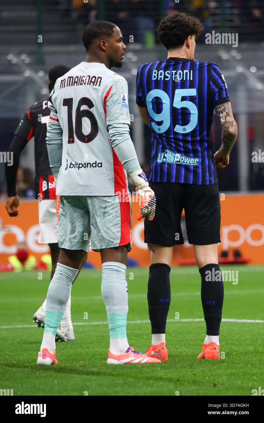 Milan, Italie, 23 novembre 2025. Mike Maignan, Alessandro Bastoni en action lors d'un match de Serie A entre le FC Internazionale et l'AC Milan au stade Giuseppe Meazza de Milan, Italie crédit : Mairo Cinquetti/Alamy Live News Banque D'Images