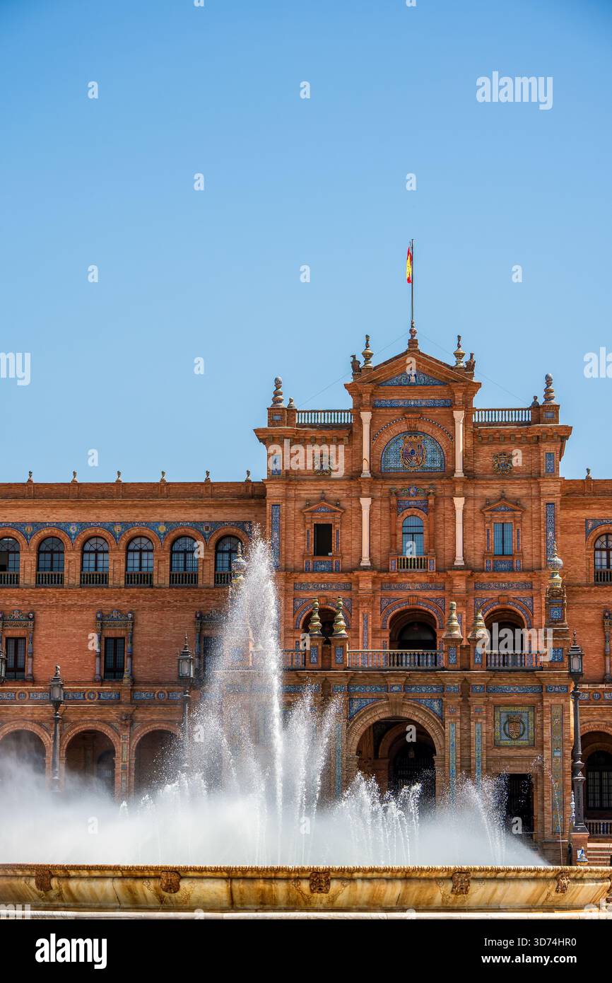 Fontaine majestueuse et architecture historique de la Plaza de España à Séville sous un ciel bleu clair Banque D'Images