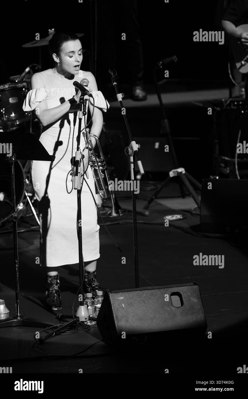 Le trompettiste et chanteur de jazz espagnol Andrea Motis se produit lors du concert JAZZMADRID au Théâtre Fernanda Gómez de Madrid, le 23 novembre 2025, SPAI Banque D'Images