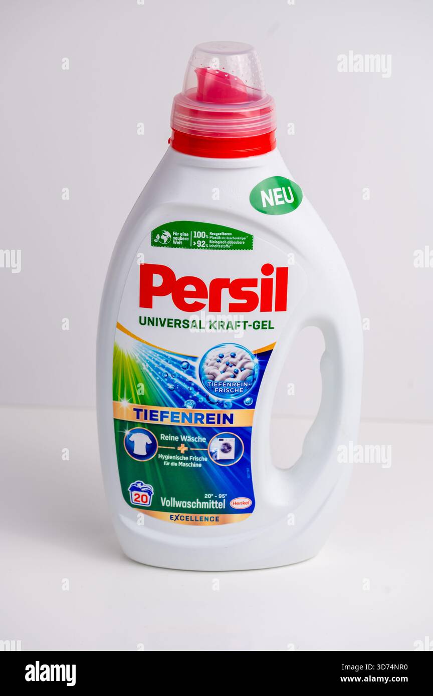 Conteneur de détergent liquide Persil, illustré sur fond blanc Banque D'Images
