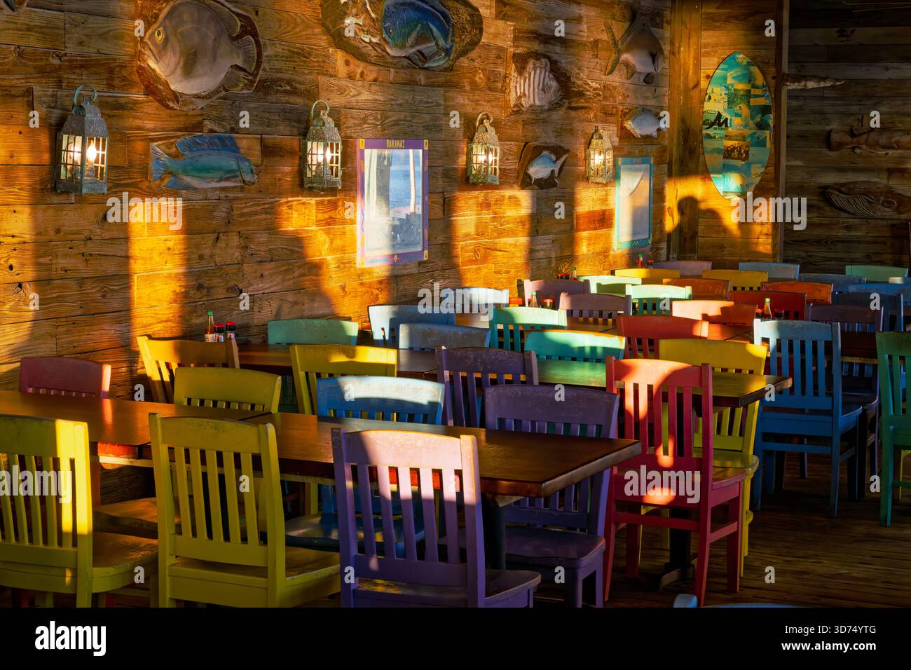 Chaises intérieures colorées aux tables de restaurant sans clients au bar de plage Pompano Joe et restaurant à Miramar Beach, destin Florida, États-Unis. Banque D'Images