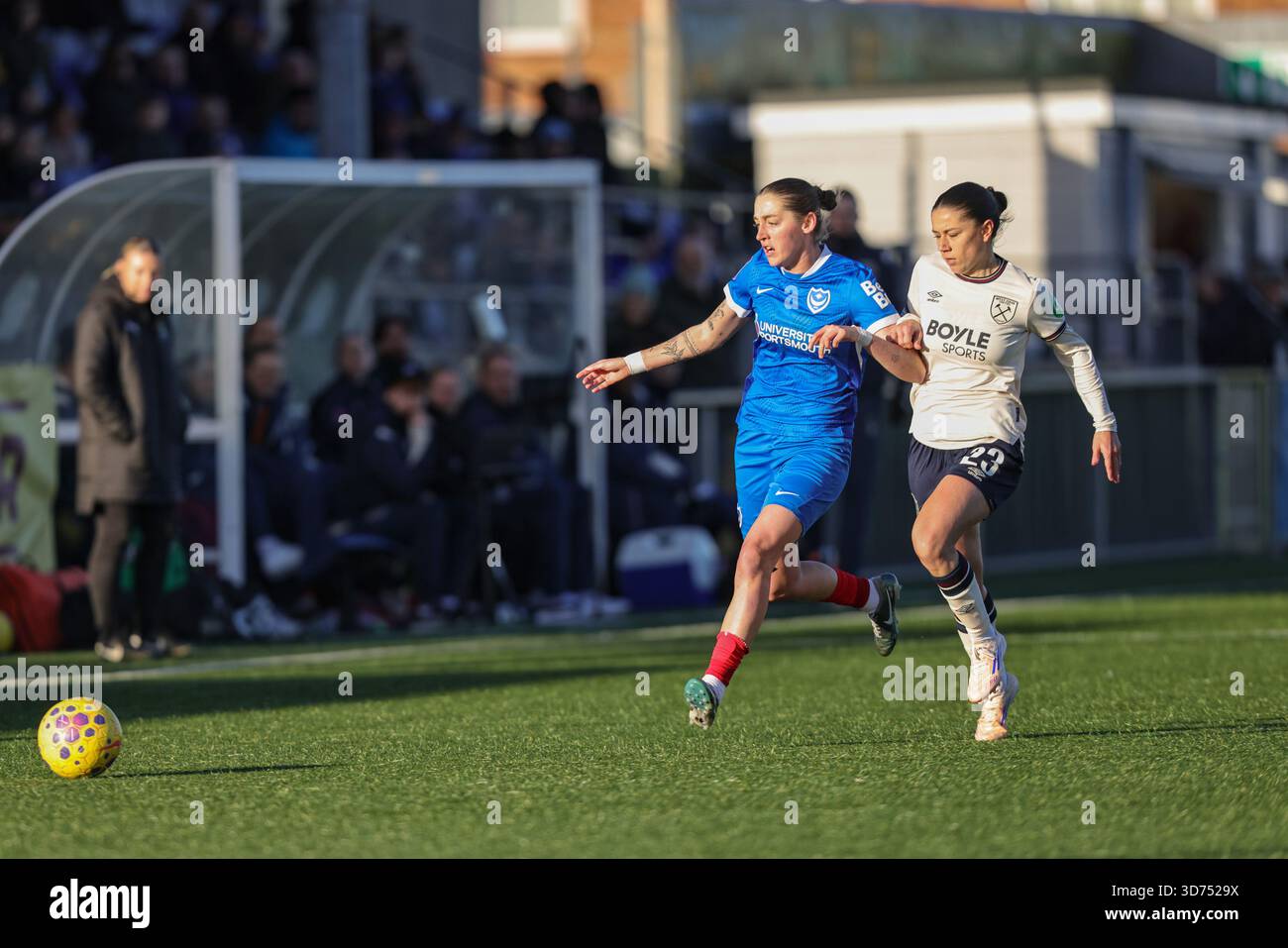 Westleigh Park, Havant, Hants, Royaume-Uni. 23 novembre 2025. Pompey à l'attaque lors du match de la Subway League Cup entre Portsmouth FC Women et West Ham United Women, à Westleigh Park, Havant, Angleterre. (Neil Holmes/SPP) crédit : SPP Sport Press photo. /Alamy Live News Banque D'Images