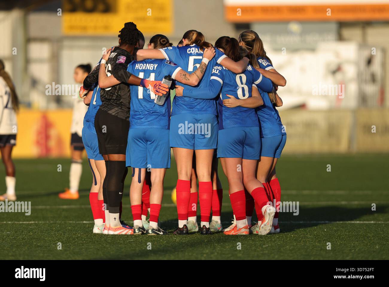 Westleigh Park, Havant, Hants, Royaume-Uni. 23 novembre 2025. Pompey se caucus pour commencer la deuxième mi-temps lors du match de la Subway League Cup entre Portsmouth FC Women et West Ham United Women, à Westleigh Park, Havant, Angleterre. (Neil Holmes/SPP) crédit : SPP Sport Press photo. /Alamy Live News Banque D'Images