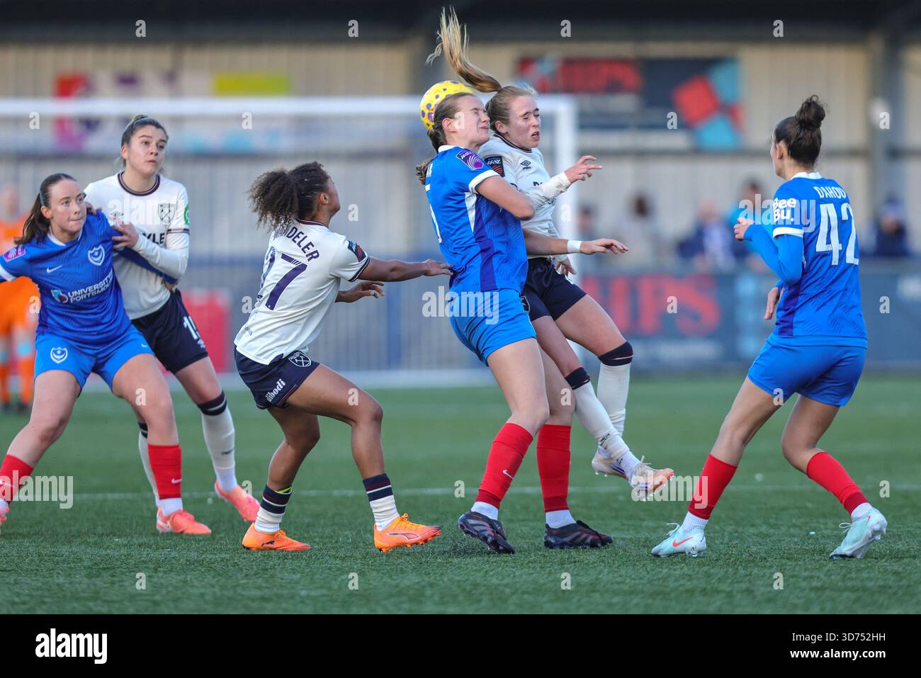 Westleigh Park, Havant, Hants, Royaume-Uni. 23 novembre 2025. Hannah Coan (5 Portsmouth FC) lors du match de la Subway League Cup entre Portsmouth FC Women et West Ham United Women, à Westleigh Park, Havant, Angleterre. (Neil Holmes/SPP) crédit : SPP Sport Press photo. /Alamy Live News Banque D'Images