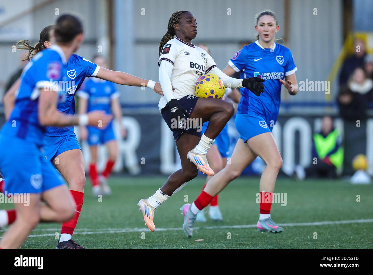 Westleigh Park, Havant, Hants, Royaume-Uni. 23 novembre 2025. Viviane Asseyi (20 West Ham) lors du match de la Subway League Cup entre Portsmouth FC Women et West Ham United Women, à Westleigh Park, Havant, Angleterre. (Neil Holmes/SPP) crédit : SPP Sport Press photo. /Alamy Live News Banque D'Images