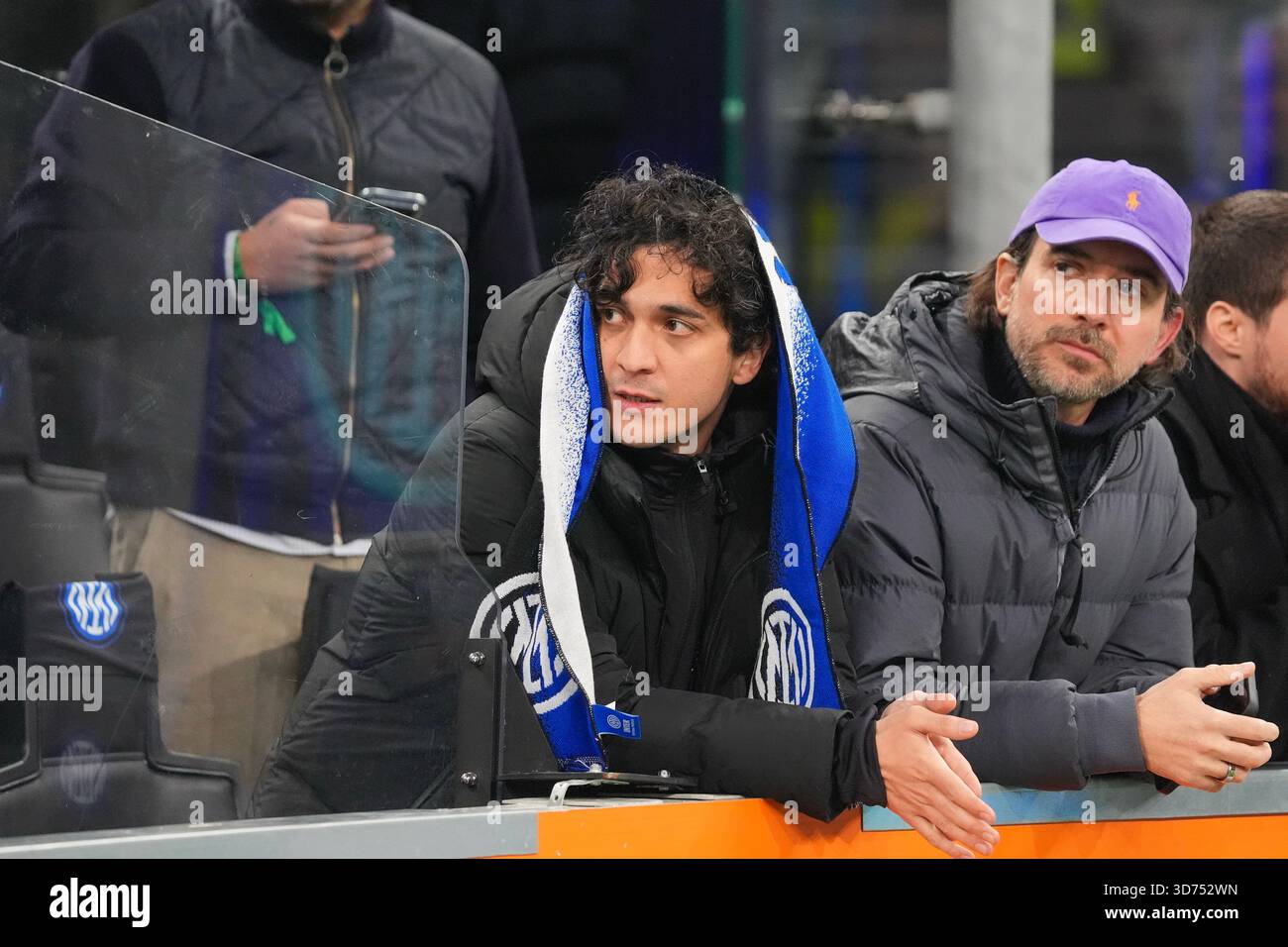 Milan, Italie. 23/11//2025. Tananai, chanteur italien, lors du FC Internazionale vs AC Milan, Serie A, au stade Giuseppe Meazza.crédit : Alessio Morgese / Alamy live news Banque D'Images