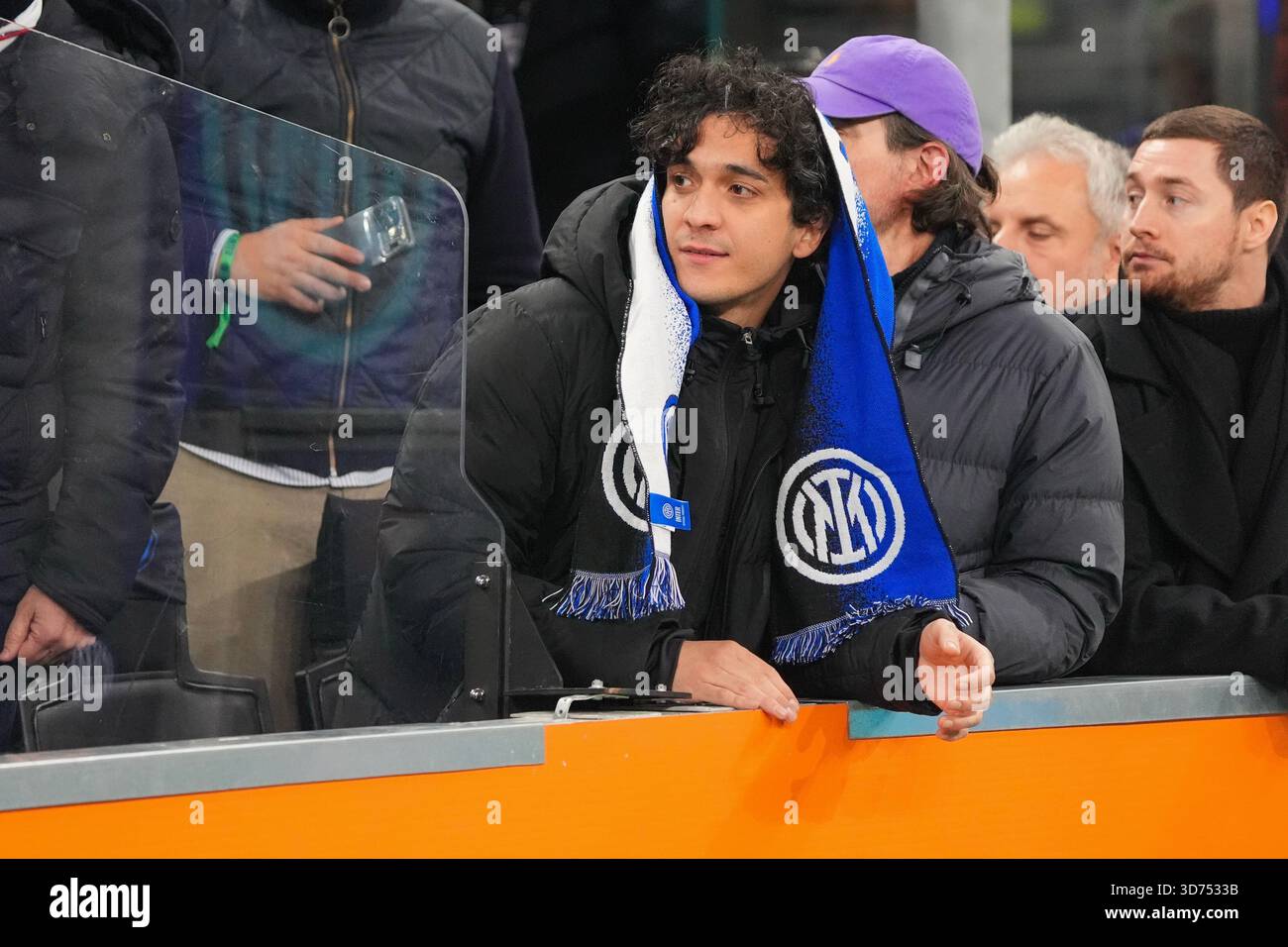 Milan, Italie. 23/11//2025. Tananai, chanteur italien, lors du FC Internazionale vs AC Milan, Serie A, au stade Giuseppe Meazza.crédit : Alessio Morgese / Alamy live news Banque D'Images