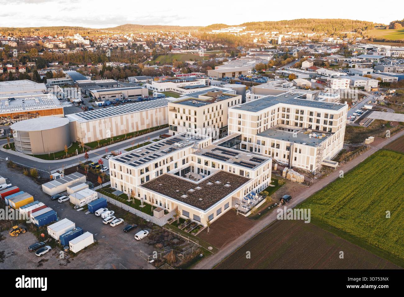 Vue aérienne d'un panorama de la ville avec des bâtiments modernes et des champs adjacents, nouvel hôpital, campus de santé Calw, Forêt Noire, Allemagne Banque D'Images