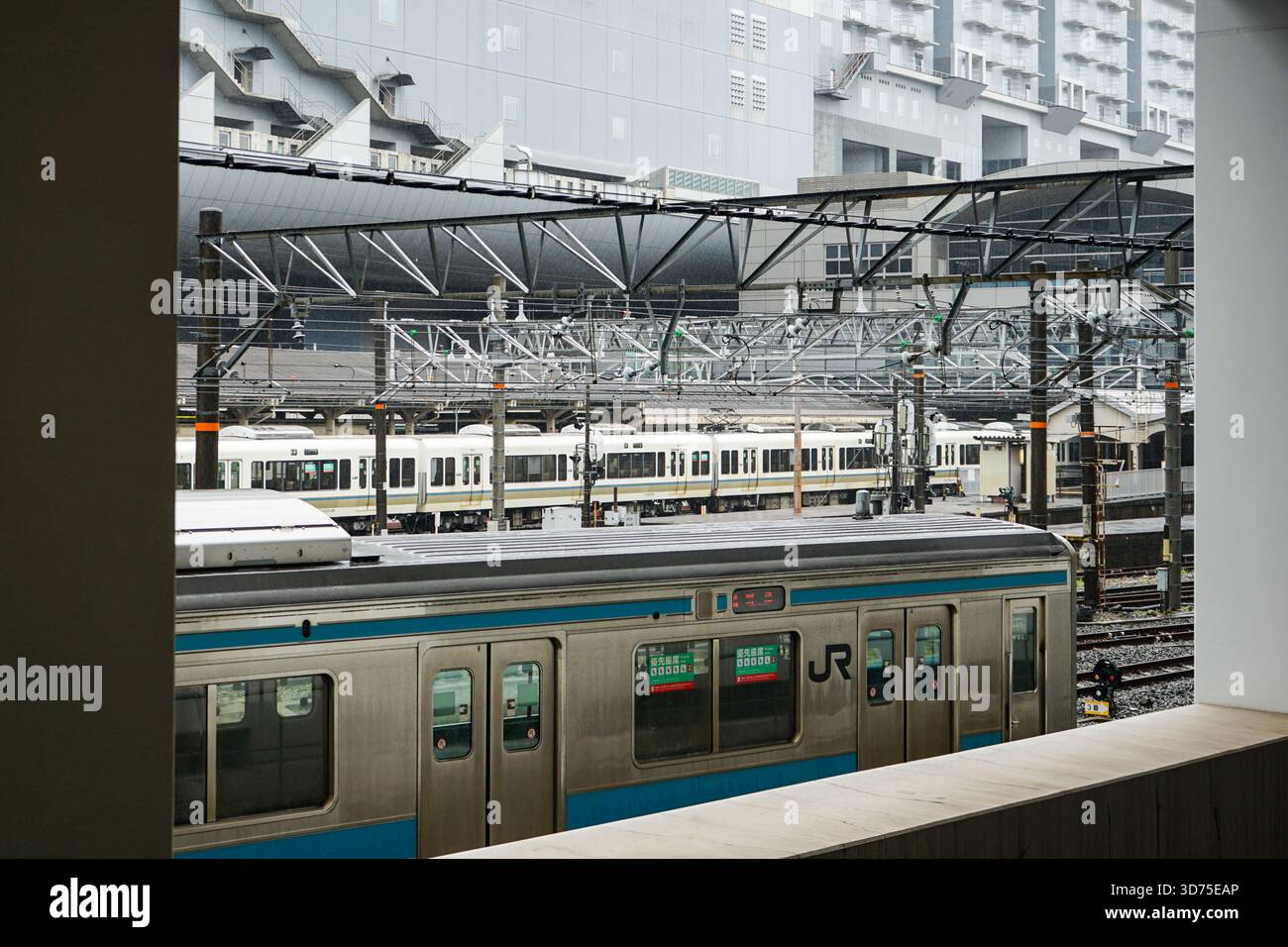 Vue sur les wagons et les lignes de chemin de fer environnants devant la gare à grande vitesse Shinkansen JR Shin-Osaka à Osaka, Japon Banque D'Images