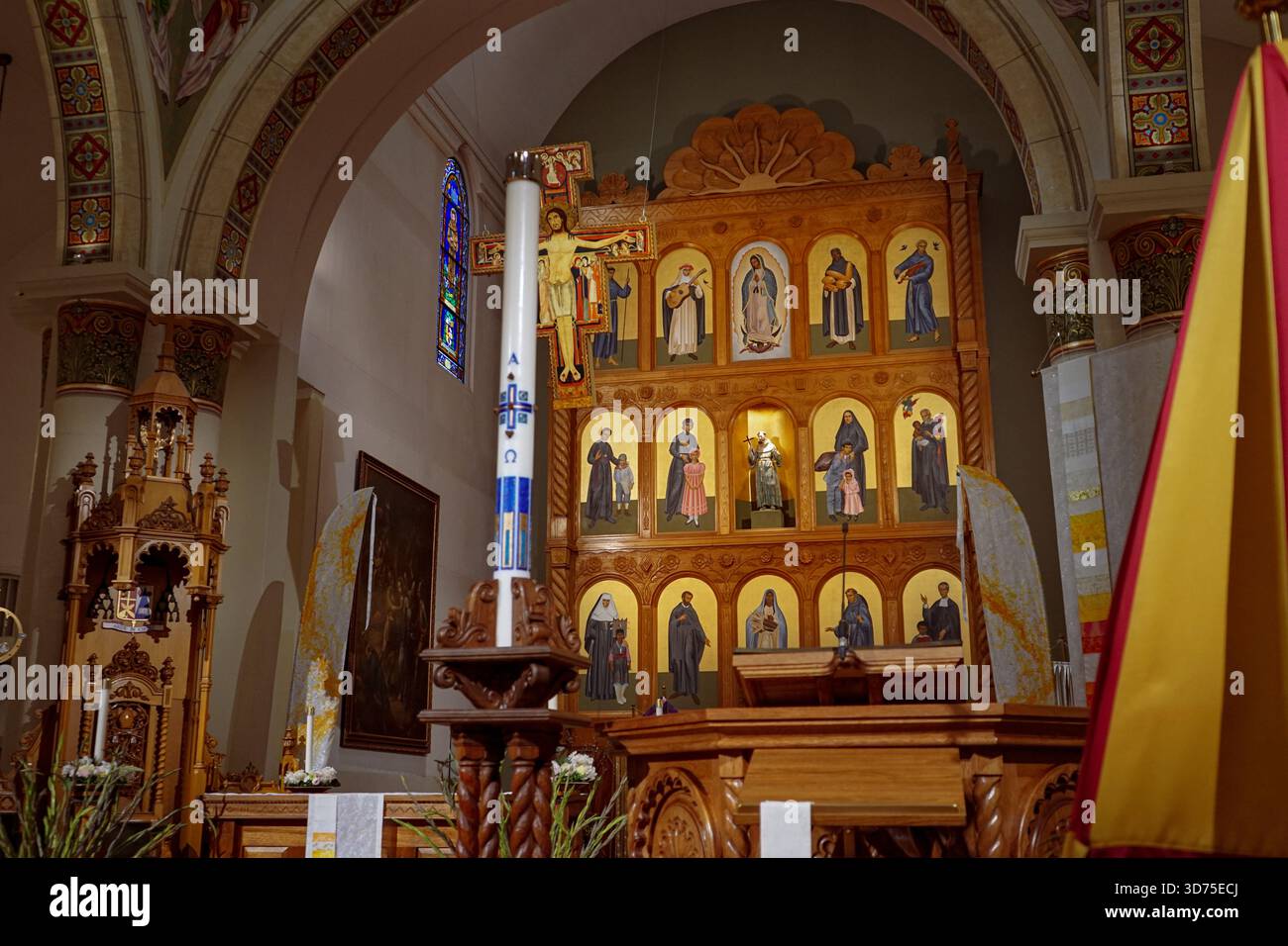Le choeur avec l'autel et la chaire à la basilique Cathédrale de Saint François d'assise à Santa Fe, NM, une cathédrale historique de style roman Banque D'Images