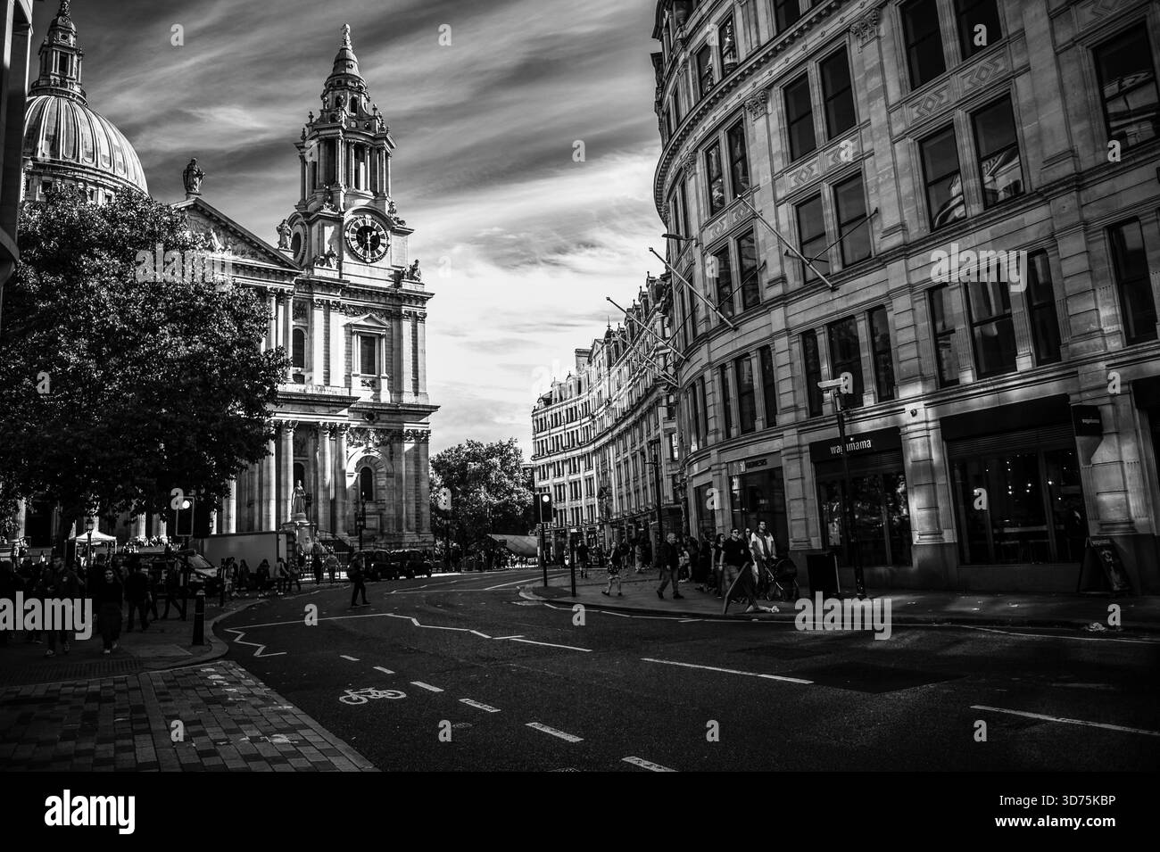 Londres, Royaume-Uni - 15 octobre 2022 - photographie éditoriale de voyage capturant les extérieurs extraordinaires de la cathédrale de Saint Paul, mettant en valeur i. Banque D'Images